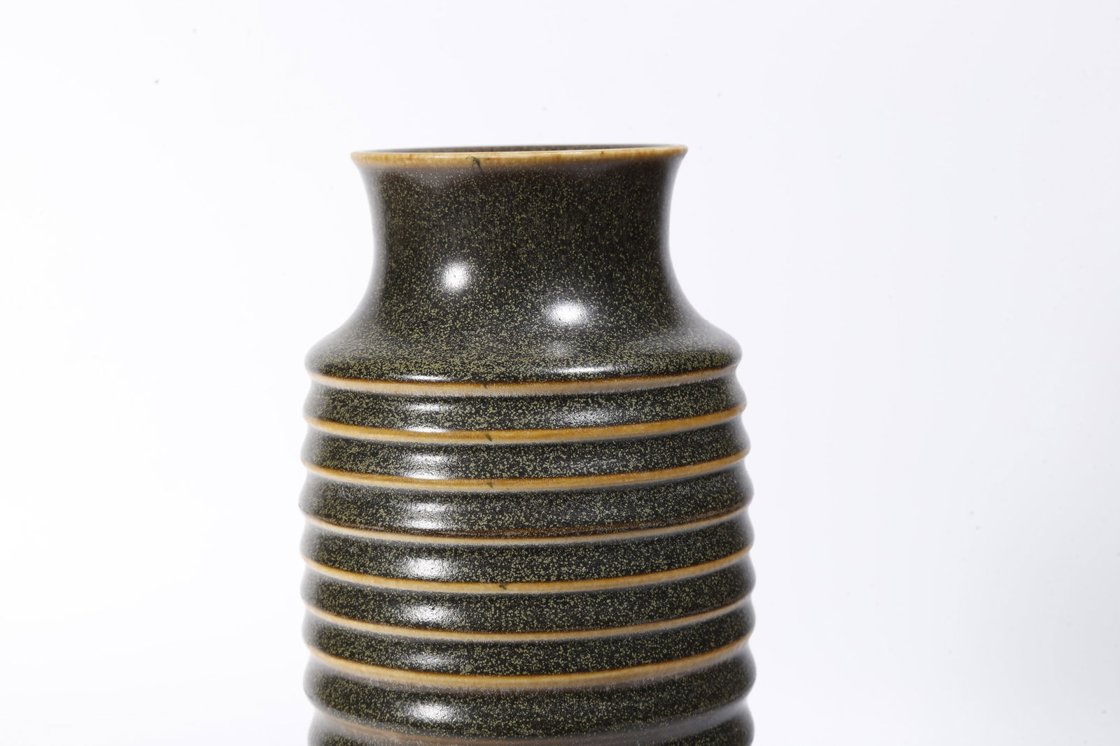 A TEA DUST GLAZE VASE WITH STRING PATTERNS - 6