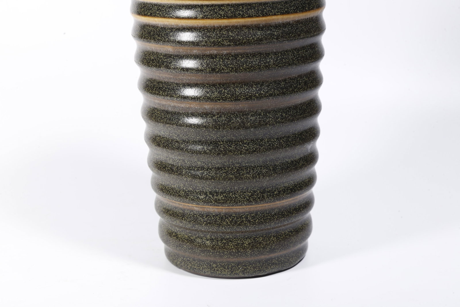 A TEA DUST GLAZE VASE WITH STRING PATTERNS - 7