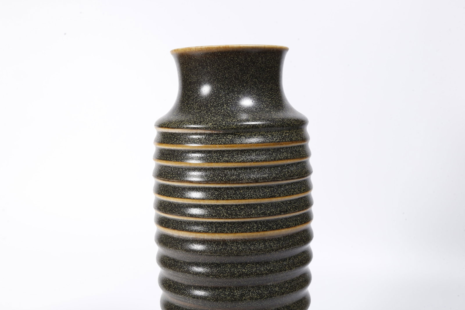 A TEA DUST GLAZE VASE WITH STRING PATTERNS - 8