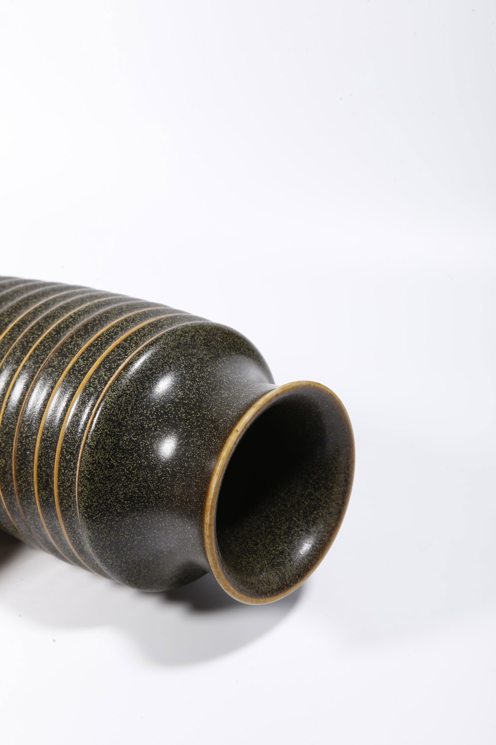 A TEA DUST GLAZE VASE WITH STRING PATTERNS - 9