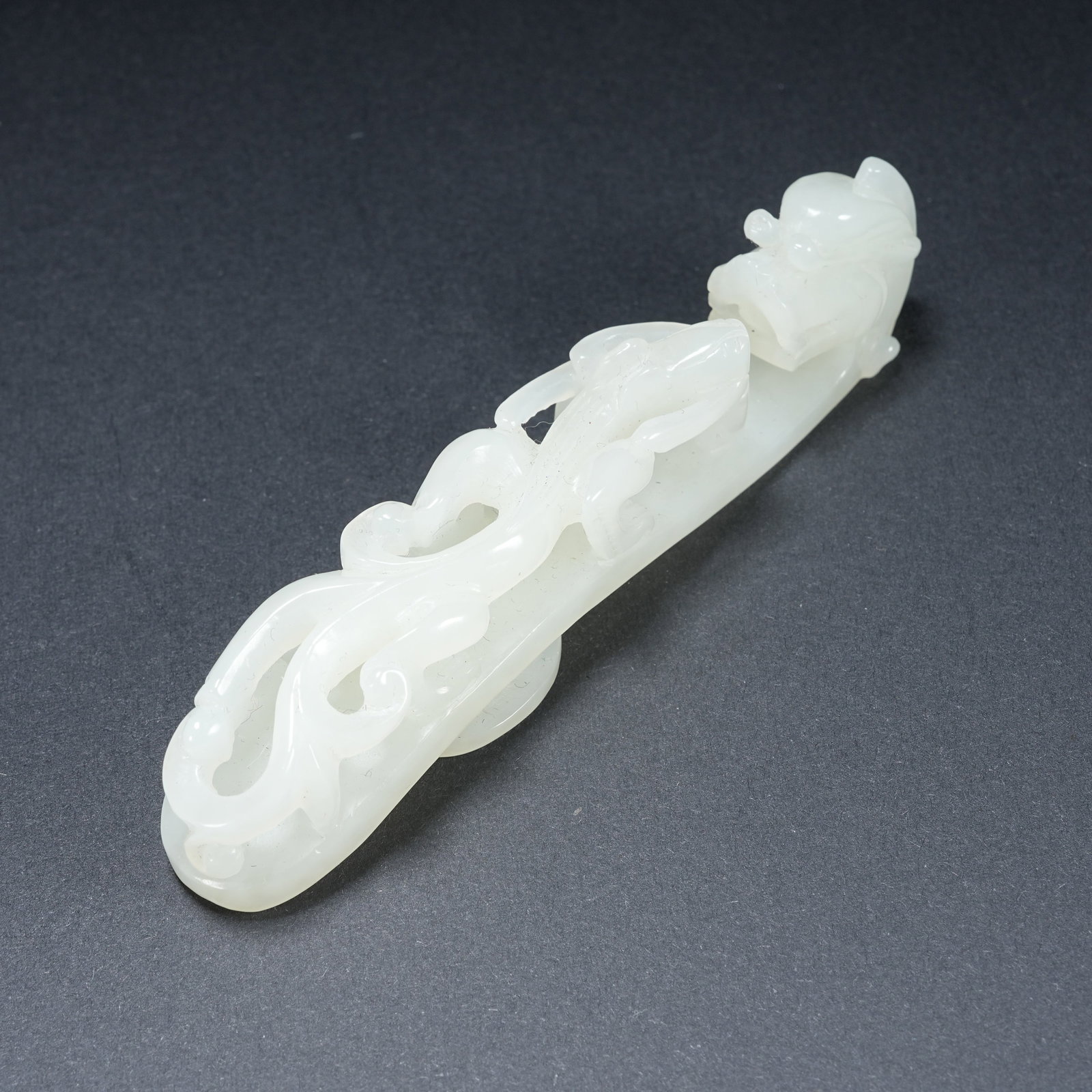 A HETIAN JADE DRAGON HEAD BELT HOOK: Hetian Jade Dragon Head Belt Hook