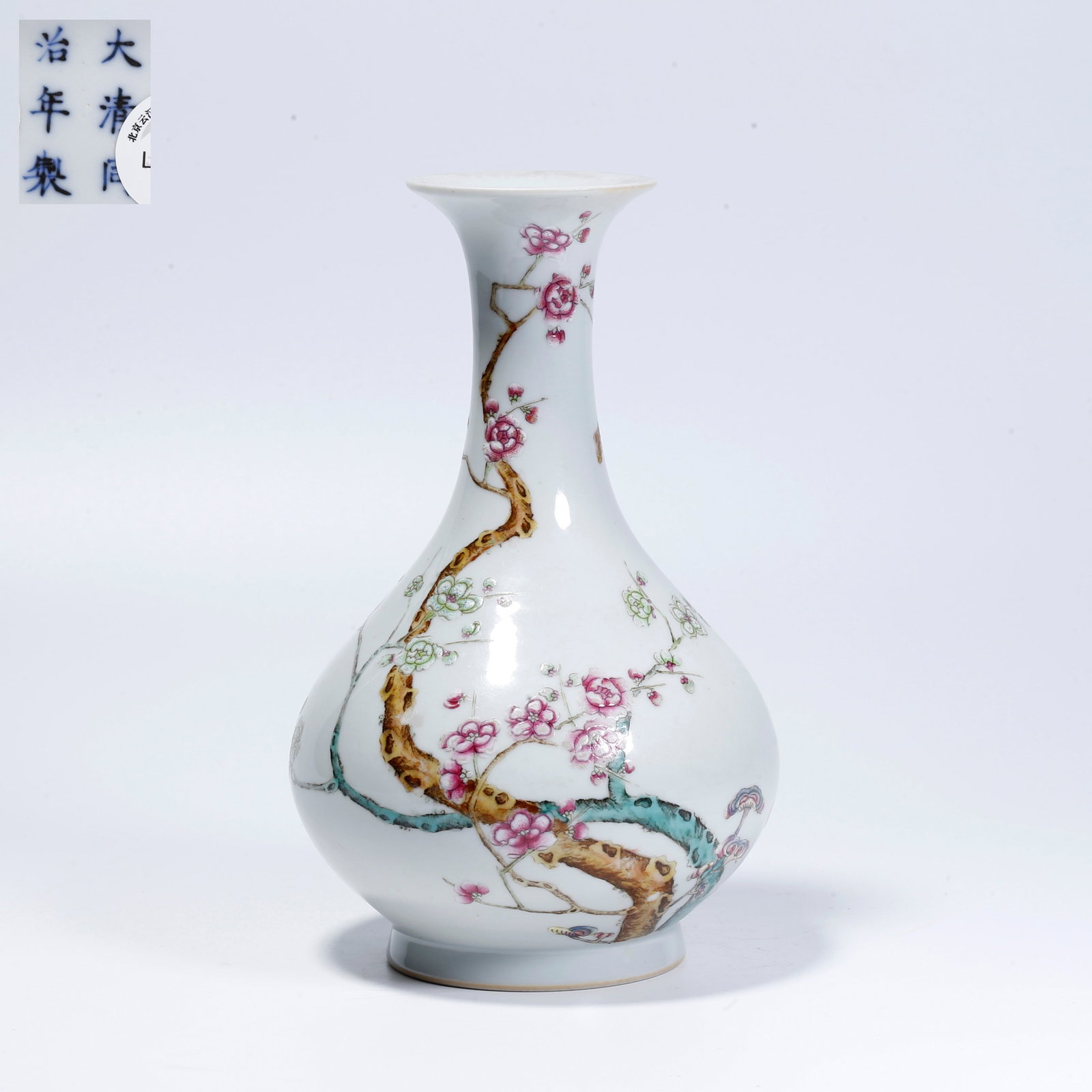 A FAMILLE ROSE APPRECIATION VASE WITH FLOWER DISH PATTERN: Famille Rose Appreciation Vase with Flower Dish Pattern