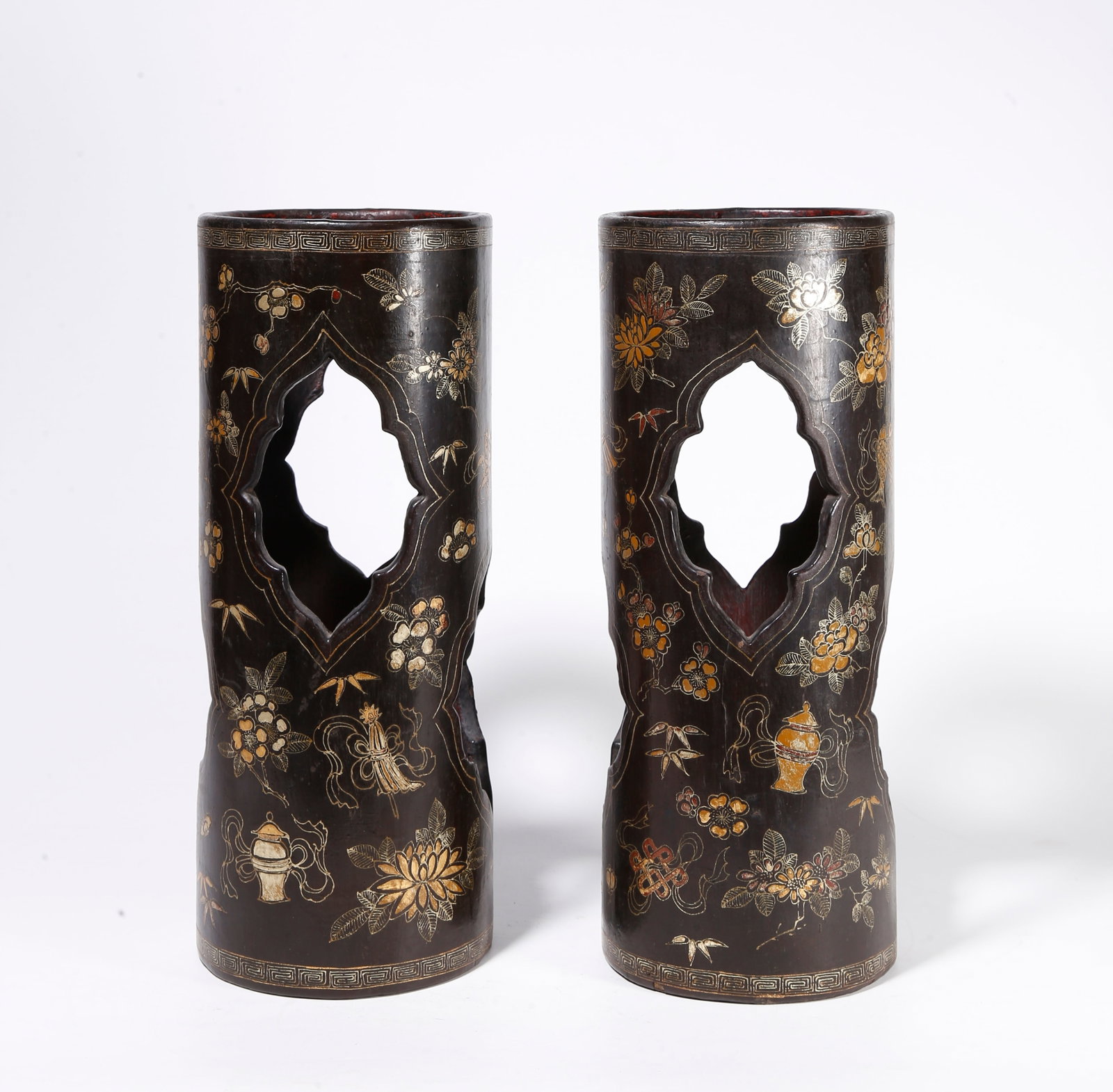 A LACQUERED HAT CYLINDER WITH PAINTED EIGHT TREASURES PATTERNS (1 of 10)