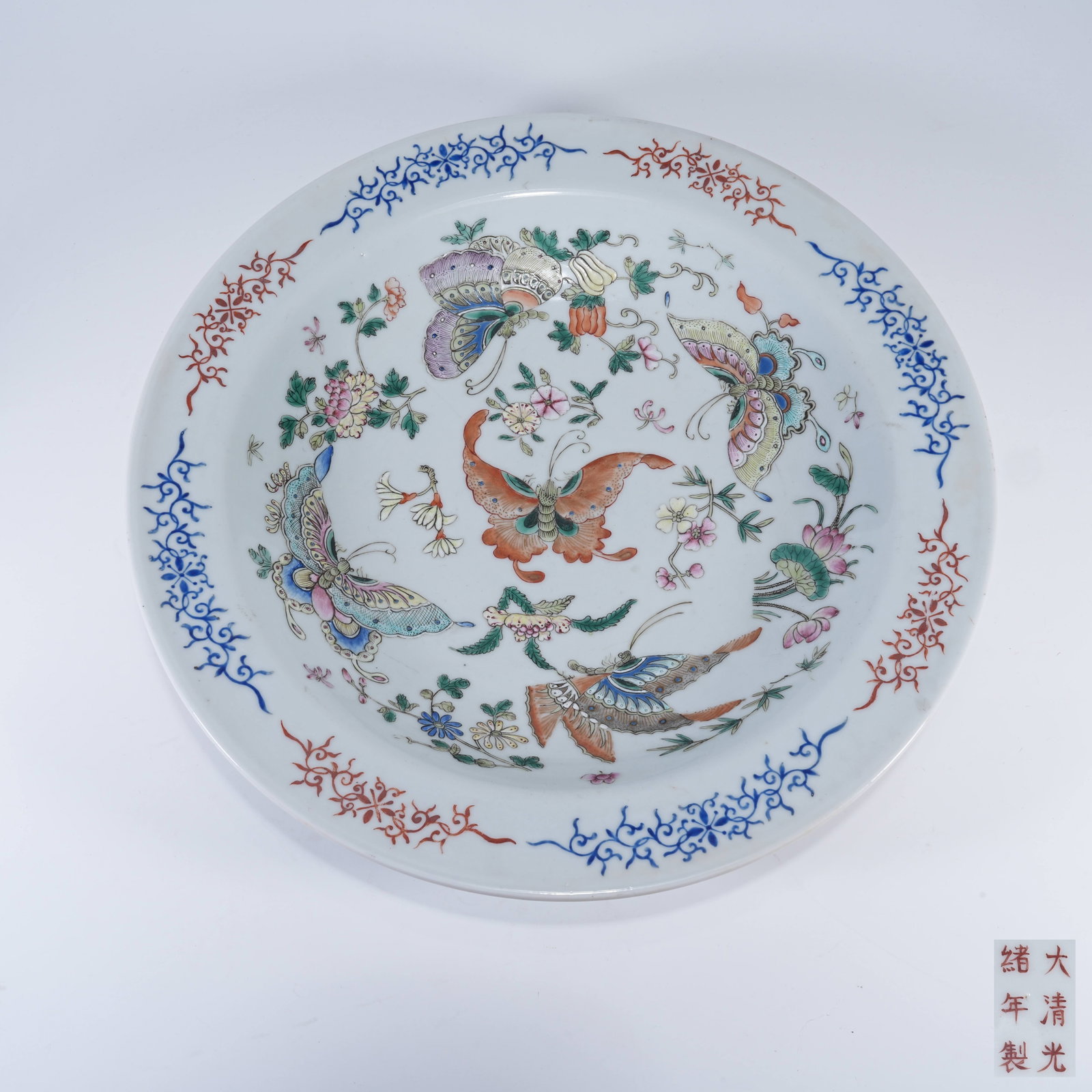 A LARGE FOLDED-RIM PLATE WITH MELON AND VINE CONTINUOUS PATTERN IN FAMILLE ROSE: Large Folded-rim Plate with Melon and Vine Continuous Pattern in Famille Rose
