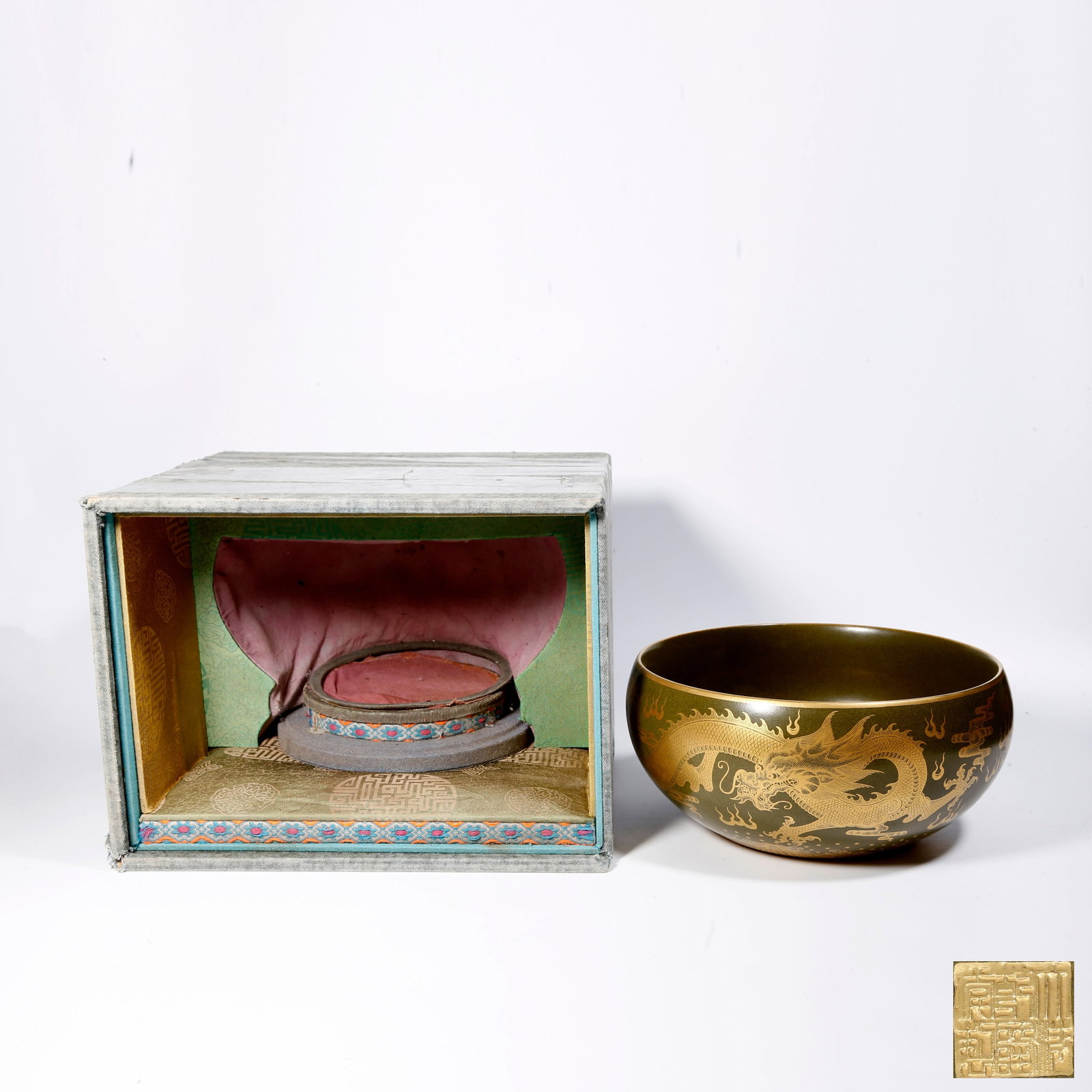 A TEA DUST GLAZE LARGE BRUSH POT WITH GILT DRAGON PATTERNS (1 of 10)