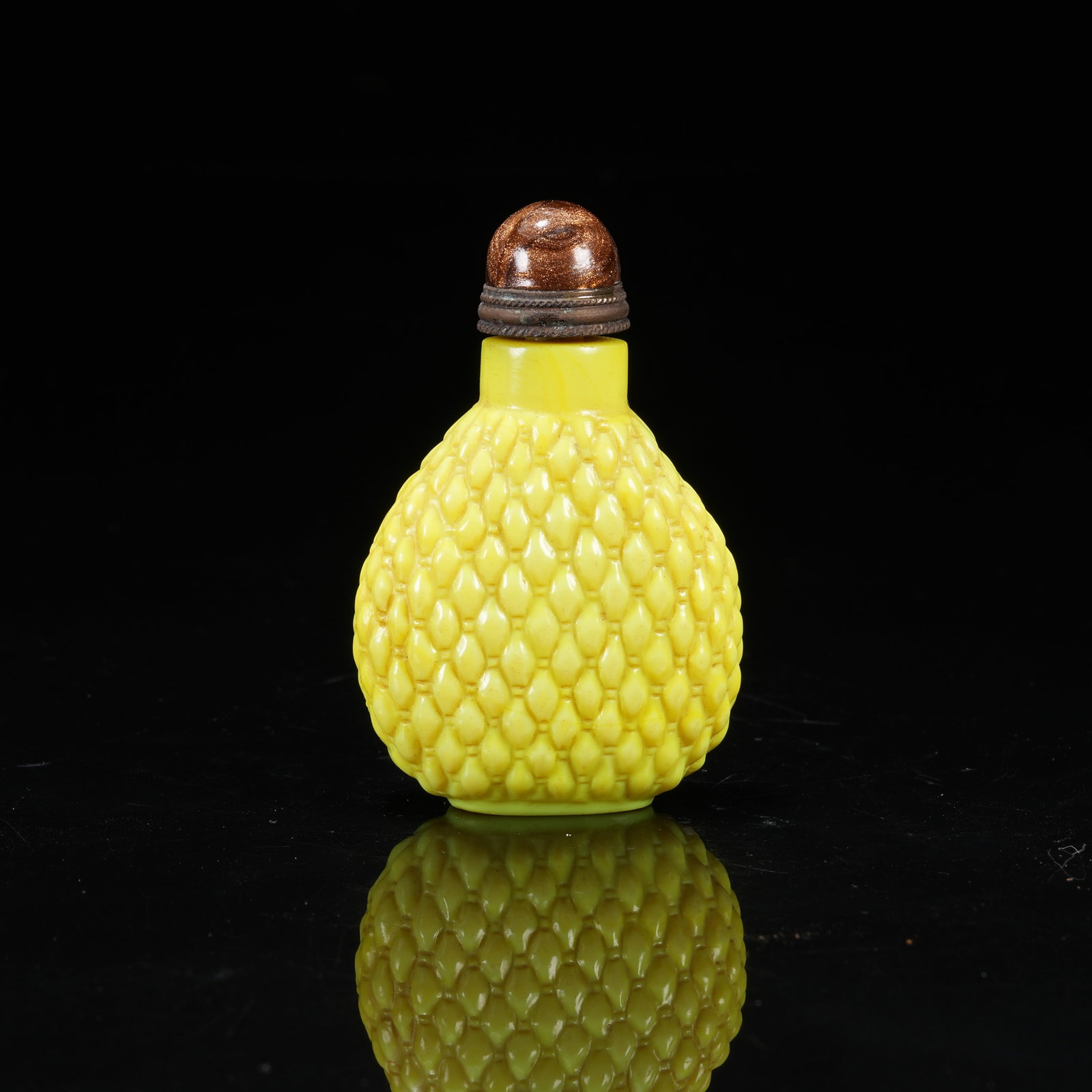 A GLASS SNUFF BOTTLE (1 of 9)