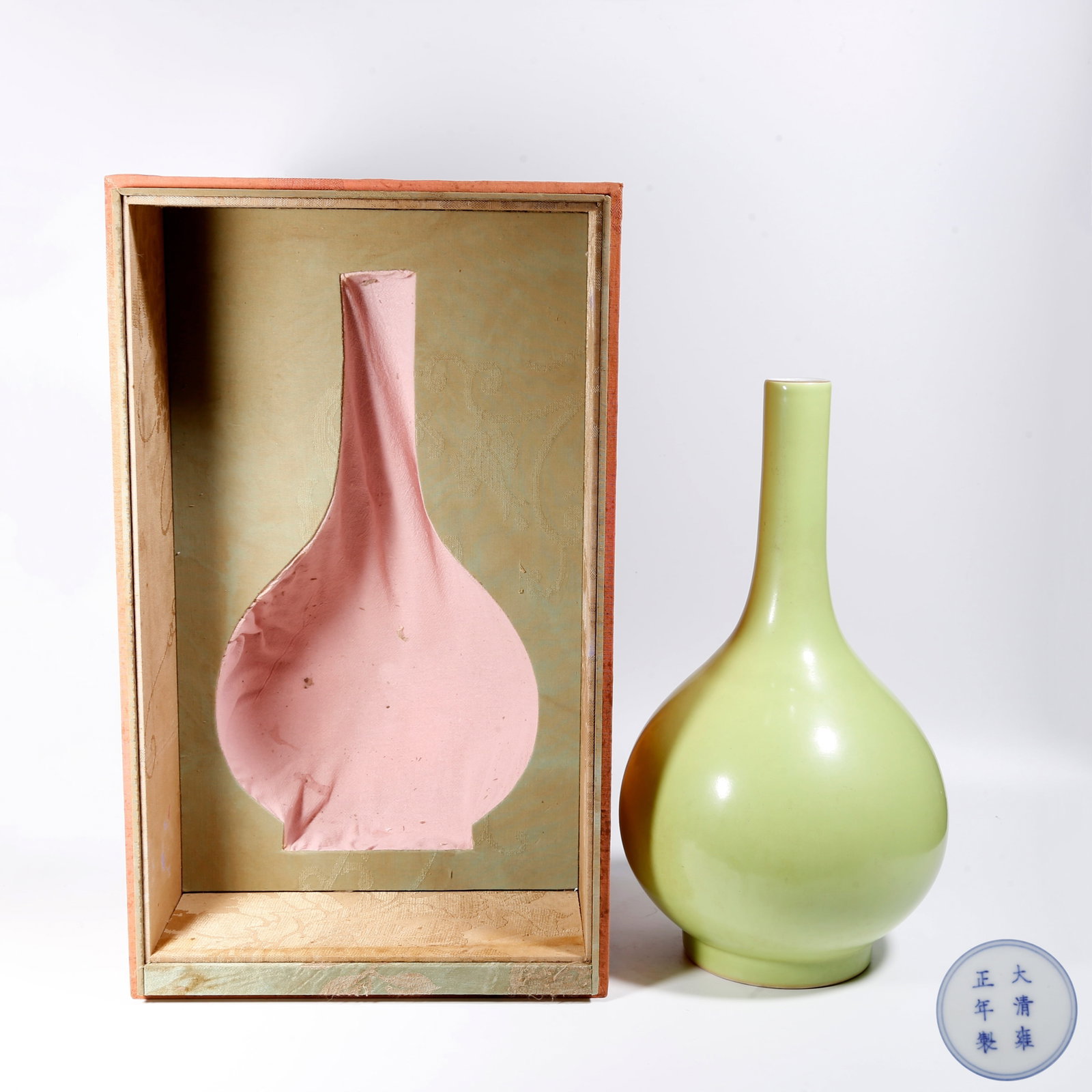 A GREEN GLAZE LONG-NECKED VASE (1 of 10)