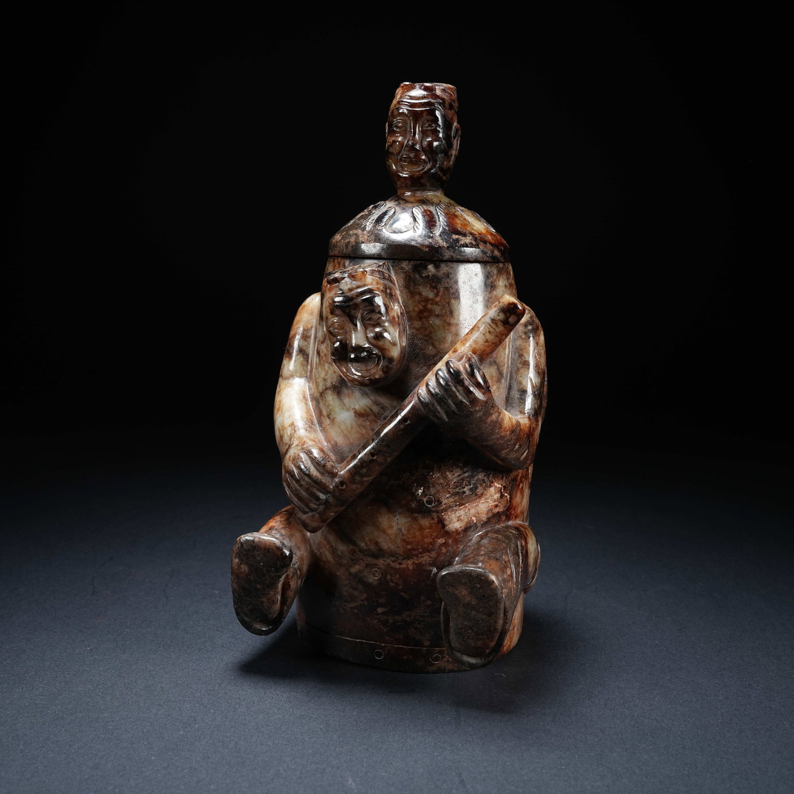 A ANCIENT JADE LIDDED CUP WITH JADE FIGURINE DECORATION: Ancient Jade Lidded Cup with Jade Figurine Decoration