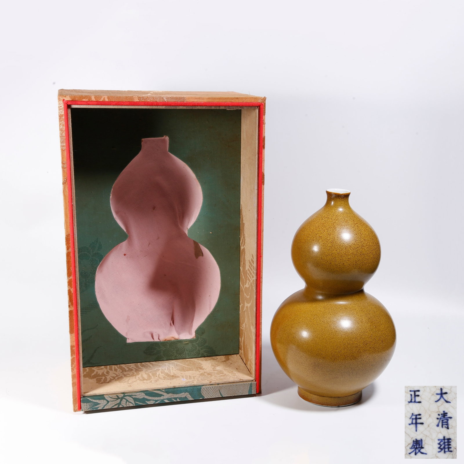 A TEA DUST GLAZE GOURD VASE (1 of 10)