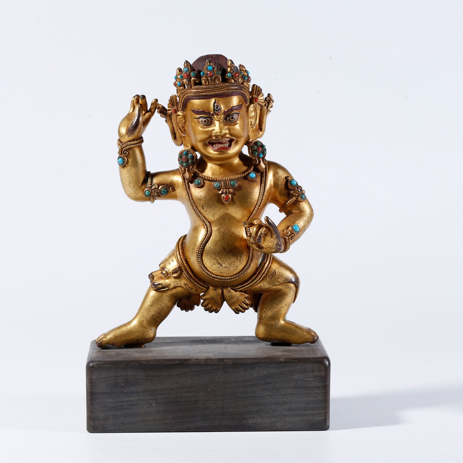 A GILT BRONZE BUDDHA STATUE (1 of 9)