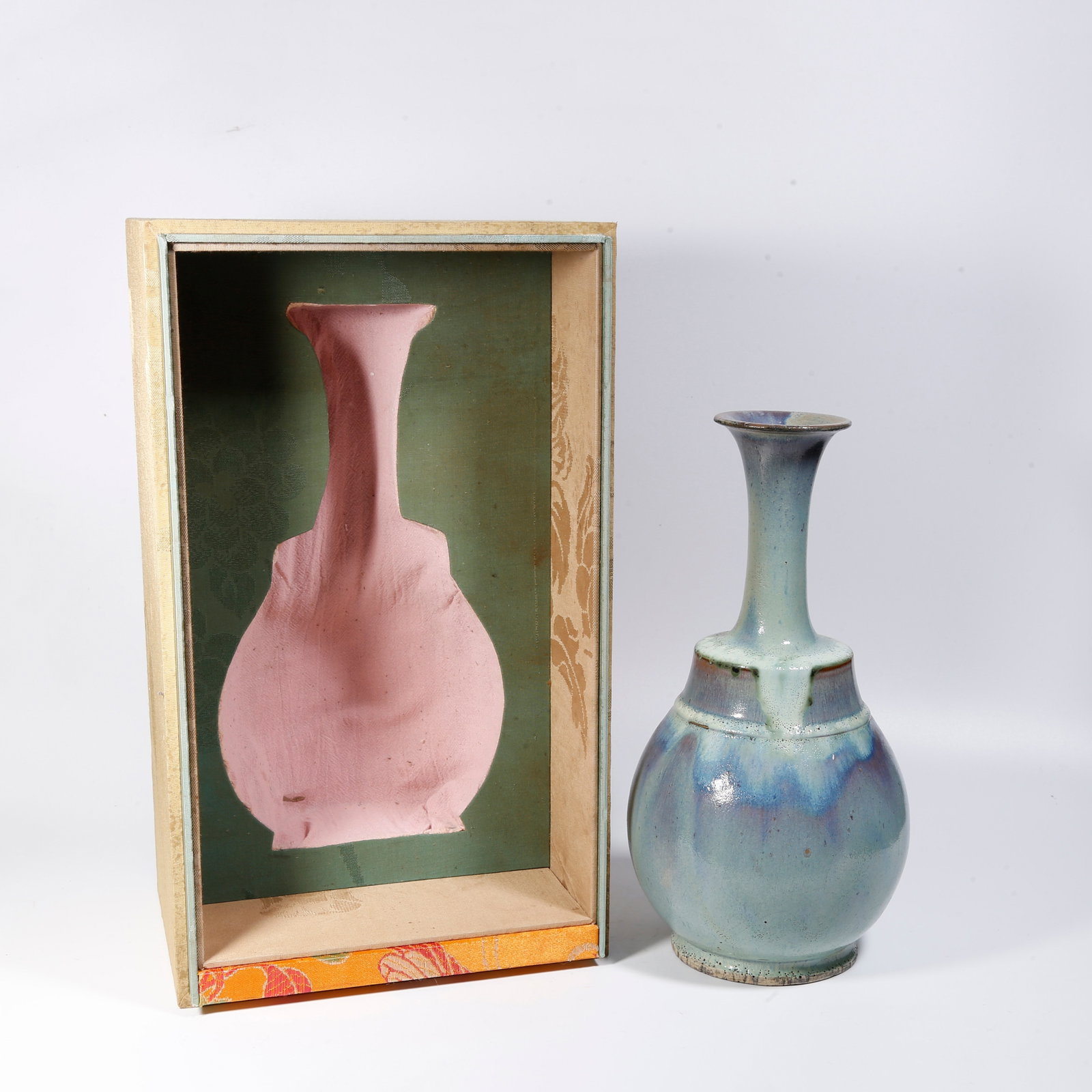 A JUN KILN LONG-NECKED VASE (1 of 10)