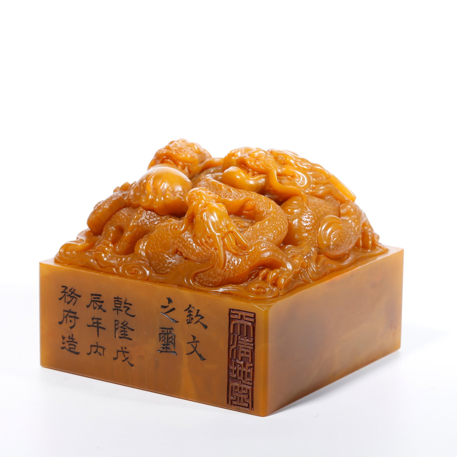 A SEAL CARVED WITH THREE-DRAGON PATTERN FROM SHOUSHAN TIANHUANG STONE (1 of 10)