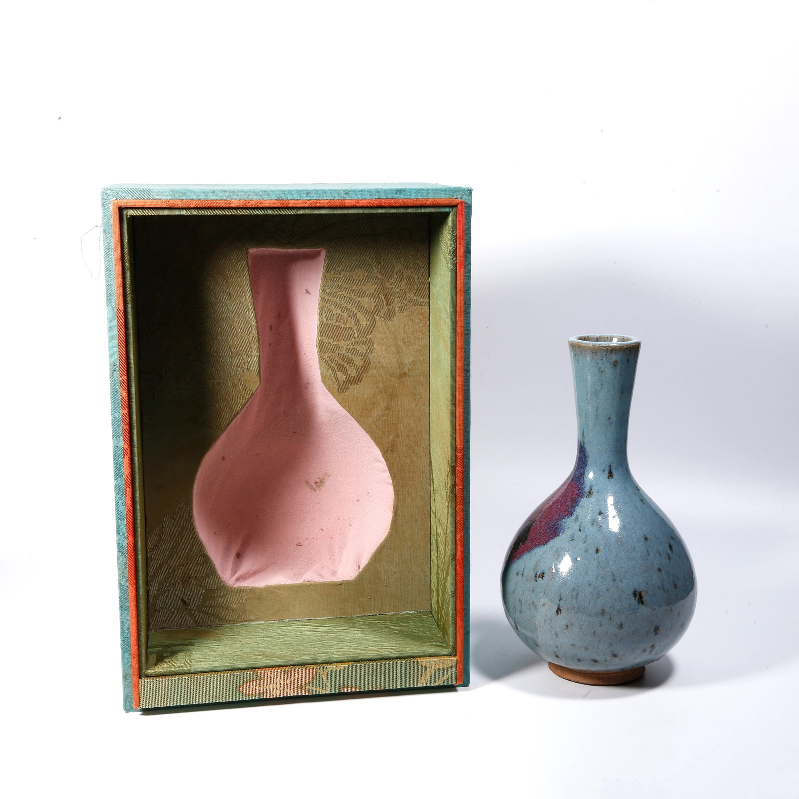 A JUN KILN GALLBLADDER VASE: Jun Kiln Gallbladder Vase