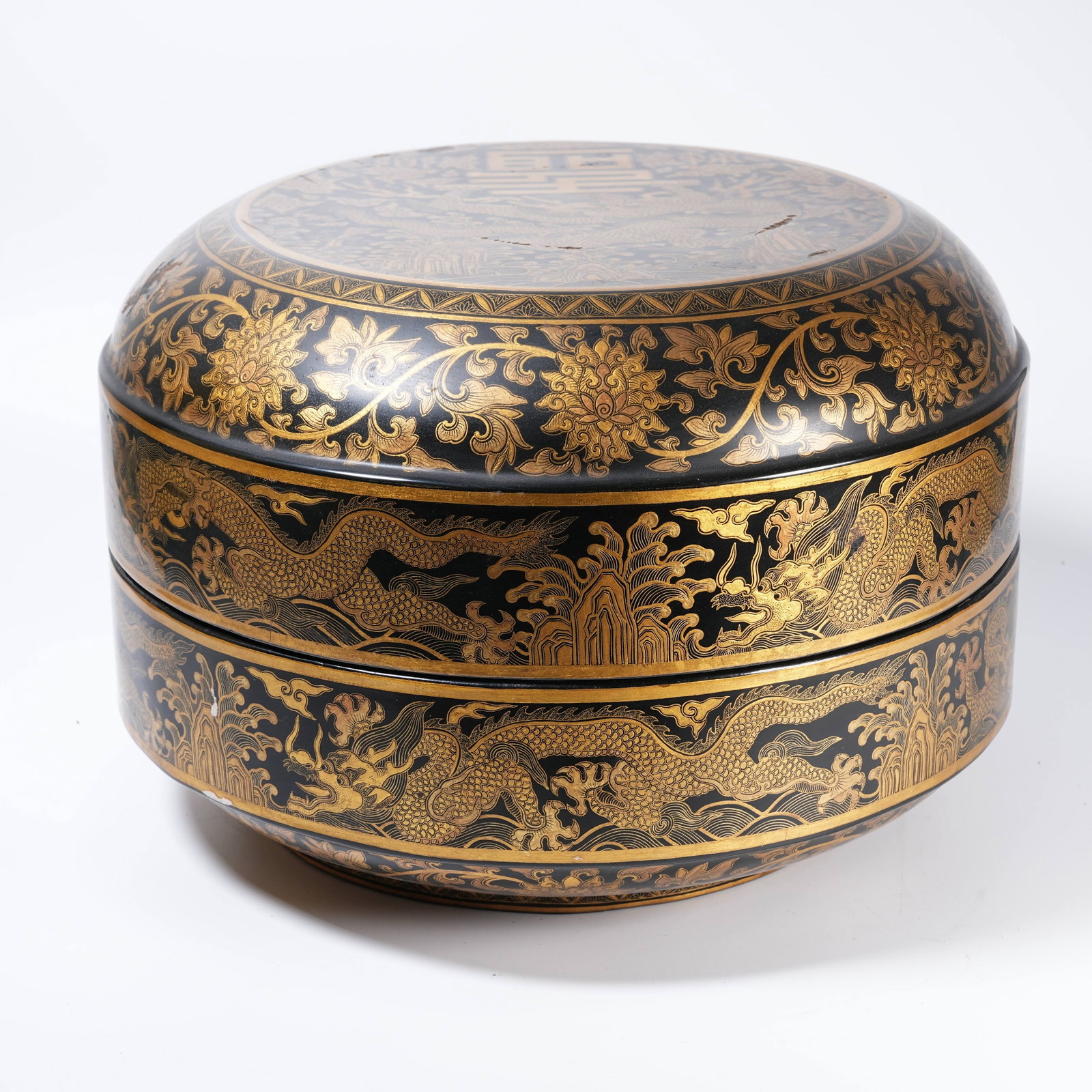 A GILT LACQUER FLOWER-ENTWINED DRAGON PATTERN HAND BOX: Gilt Lacquer Flower-entwined Dragon Pattern Hand Box