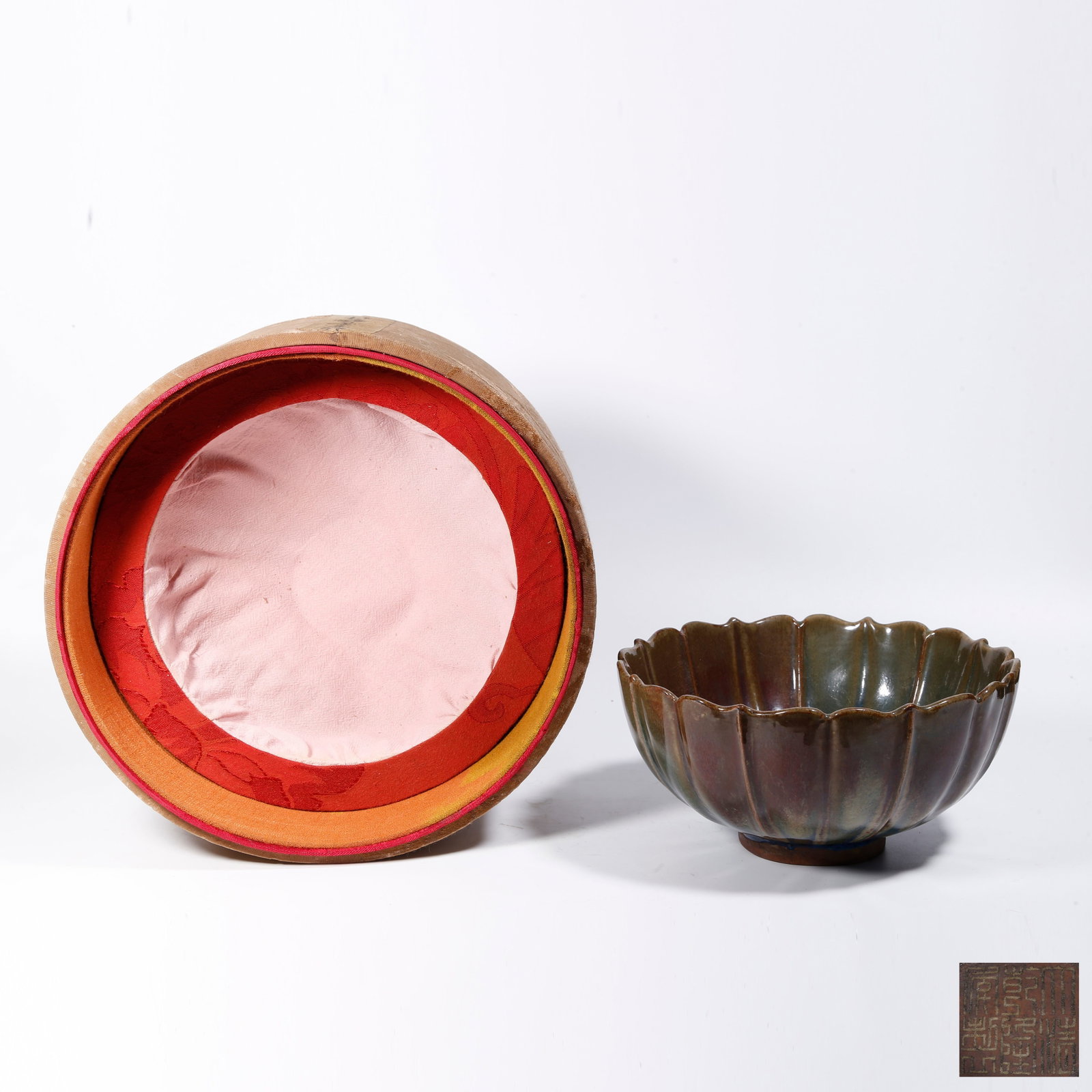 A JUN KILN FLOWER-RIMMED BOWL (1 of 10)