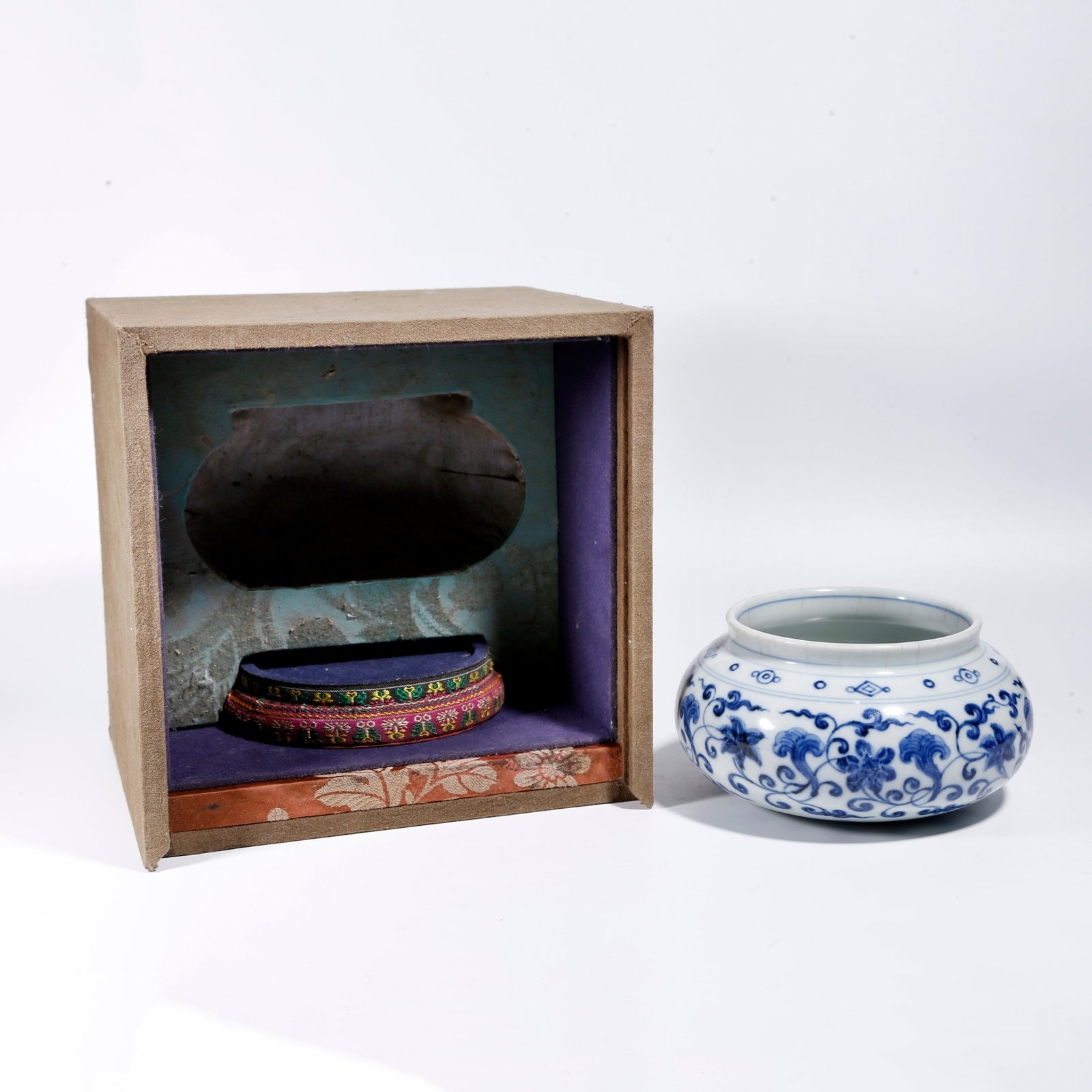 A BLUE AND WHITE INTERLOCKING FLORAL INCENSE BURNER: Blue and White Interlocking Floral Incense Burner