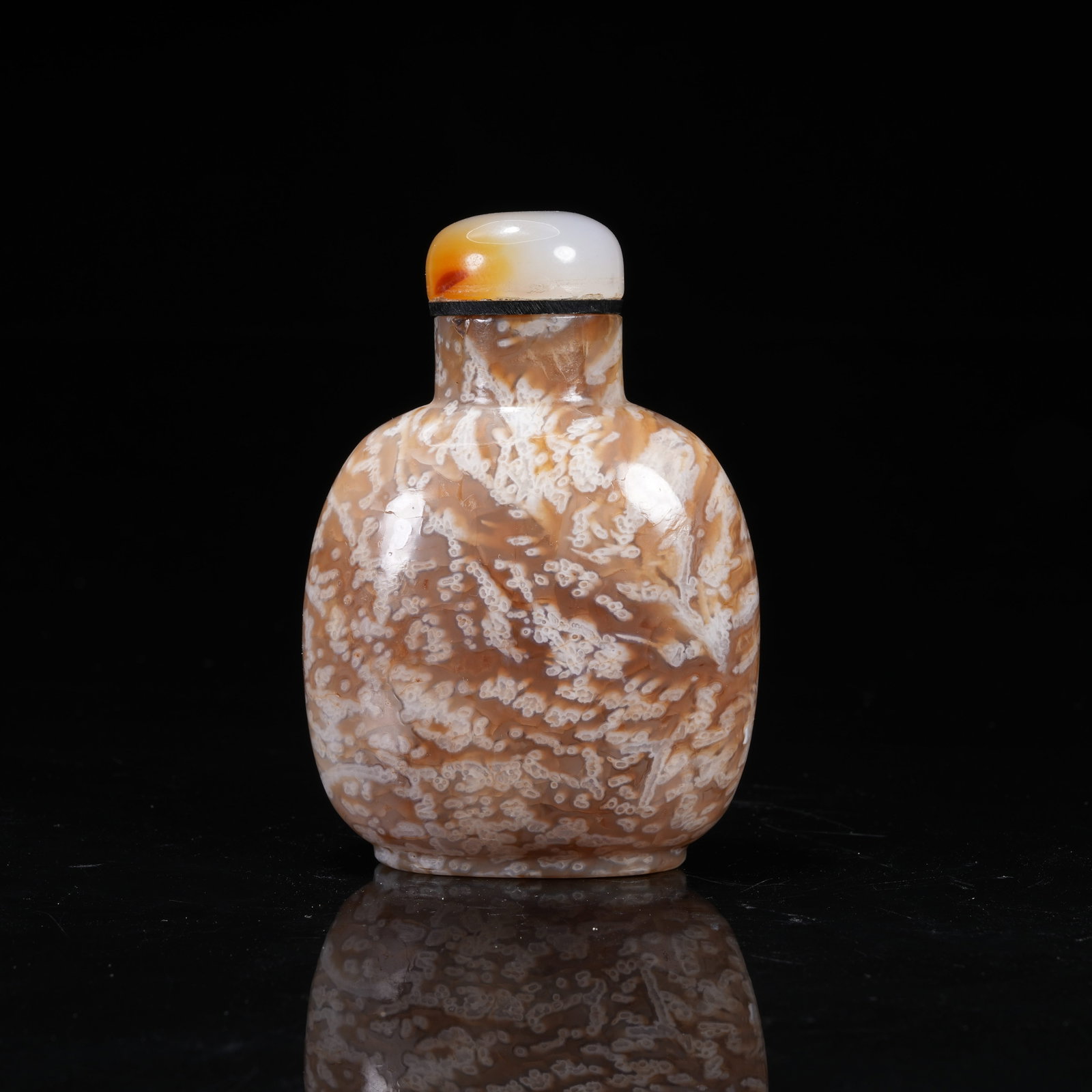 A AGATE SNUFF BOTTLE (1 of 9)