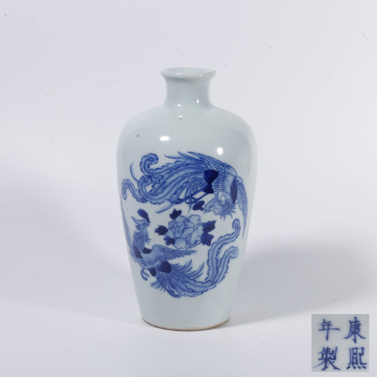 A BLUE AND WHITE DECORATIVE VASE WITH PHOENIX PATTERNS: Blue and White Decorative Vase with Phoenix Patterns