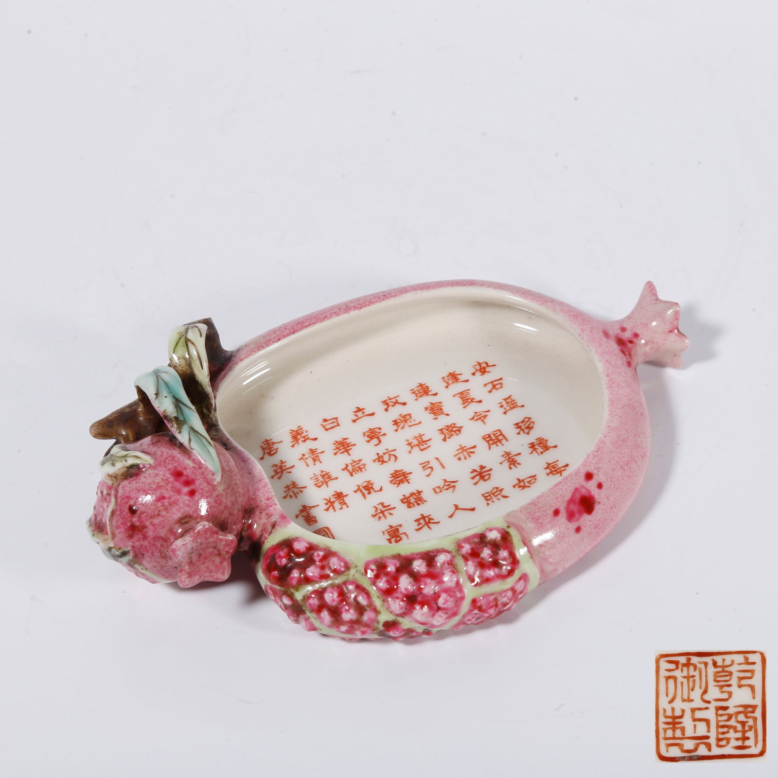 A IMITATION PORCELAIN WASHER IN POMEGRANATE SHAPE: Imitation Porcelain Washer in Pomegranate Shape