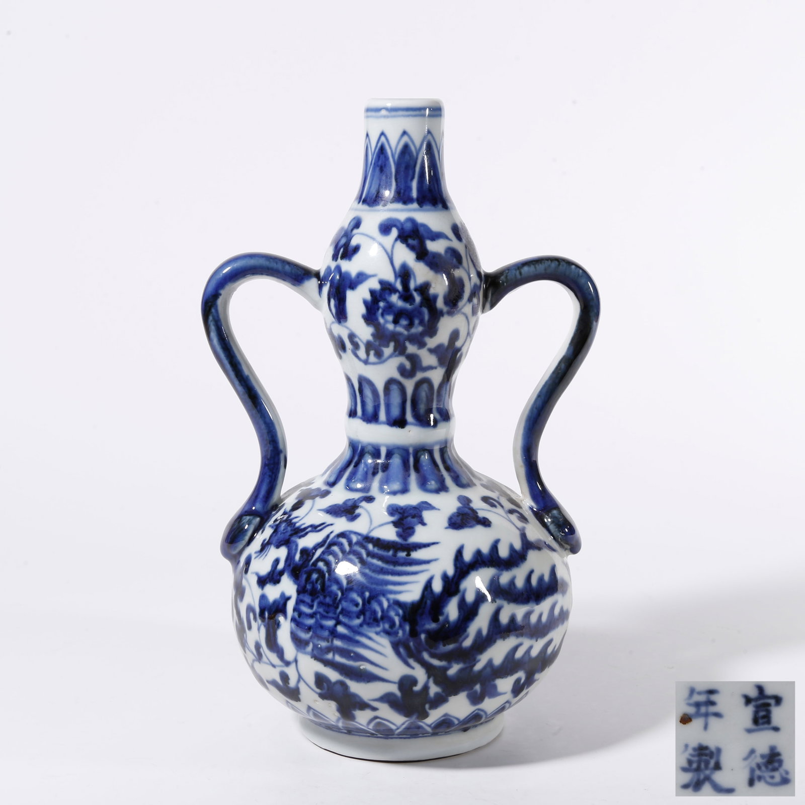 A BLUE AND WHITE GOURD-SHAPED VASE WITH PHOENIX AMID FLORAL SPRAYS PATTERN (1 of 10)