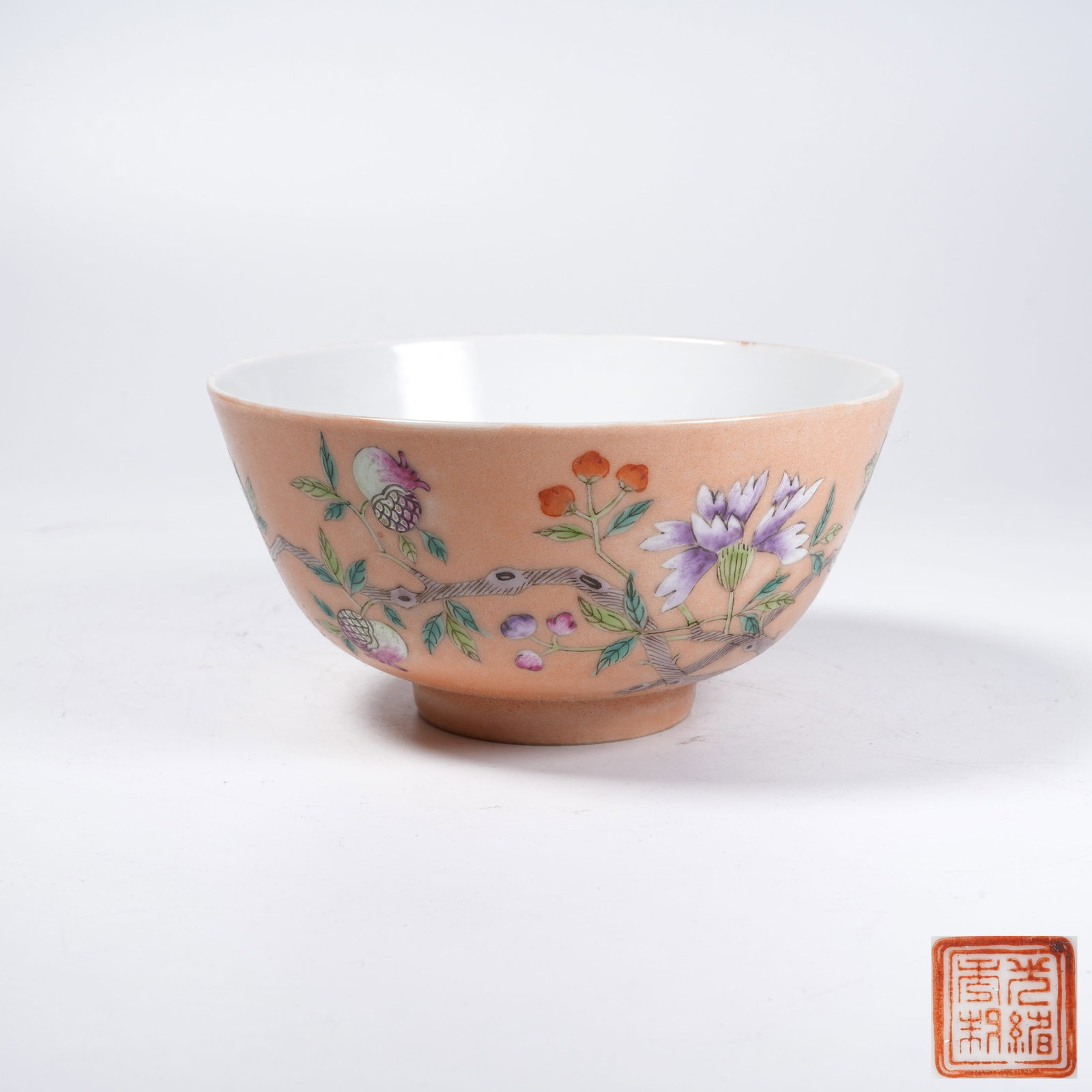 A FAMILLE ROSE BOWL WITH FLORAL PATTERNS: Famille Rose Bowl with Floral Patterns