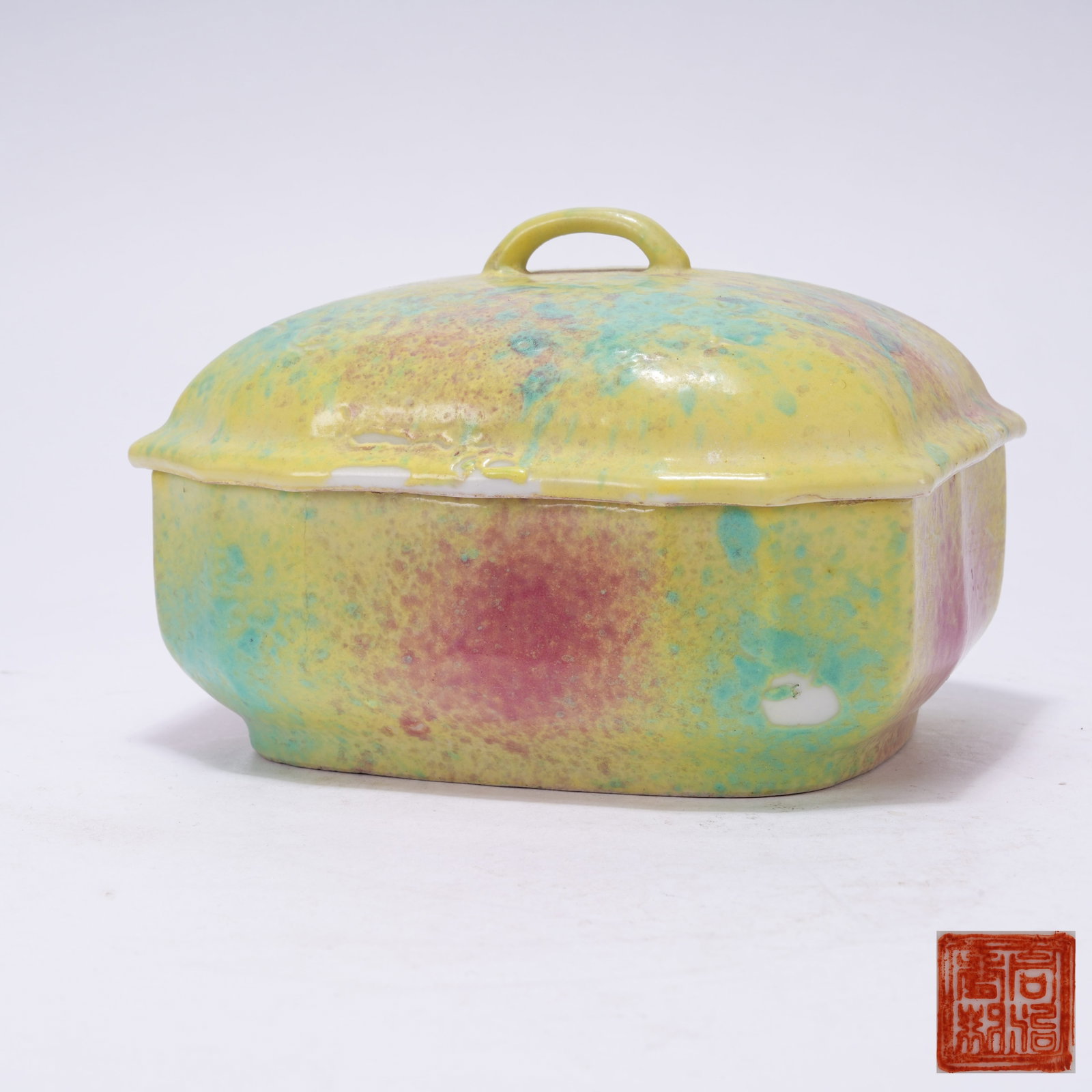 A SPRAYED GLAZE LIDDED BOX (1 of 8)