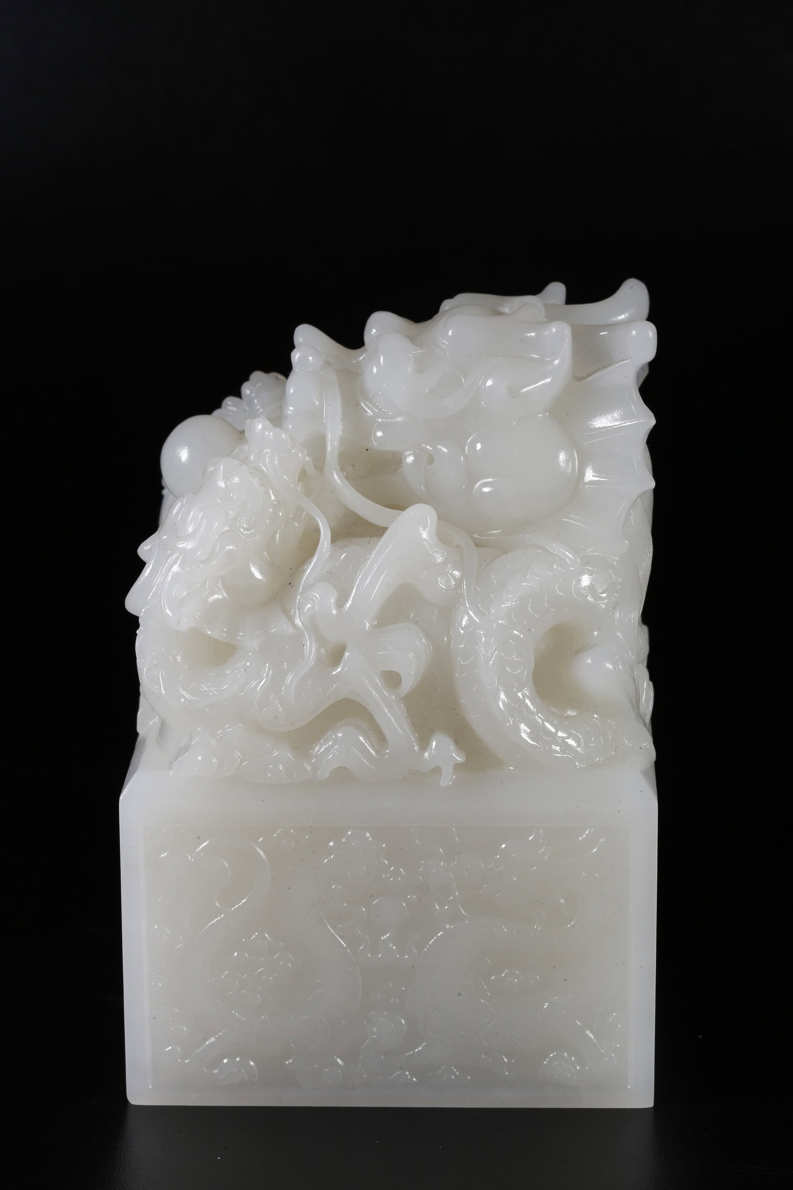 A HETIAN JADE SEAL WITH THREE DRAGON KNOBS - 2