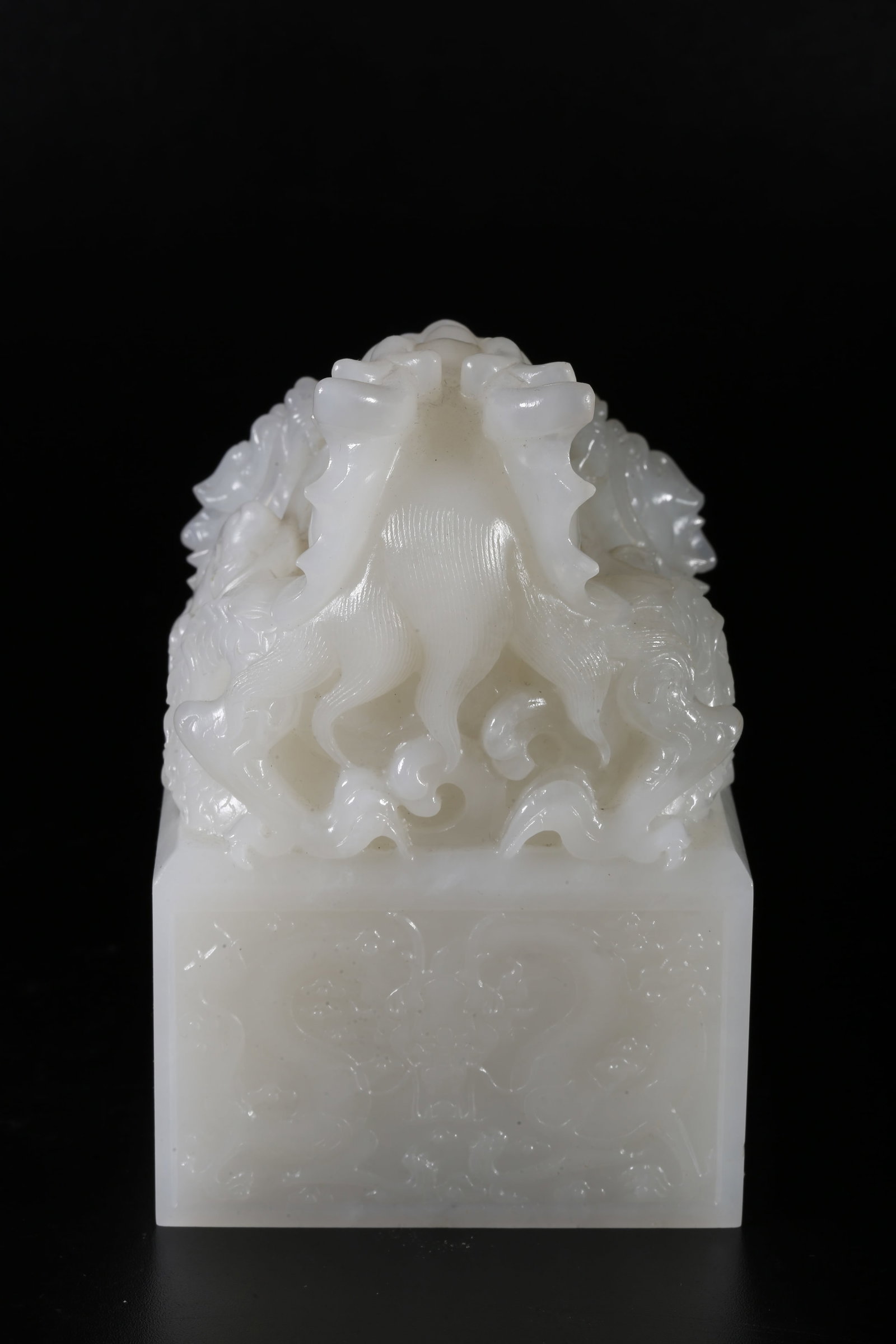 A HETIAN JADE SEAL WITH THREE DRAGON KNOBS - 3