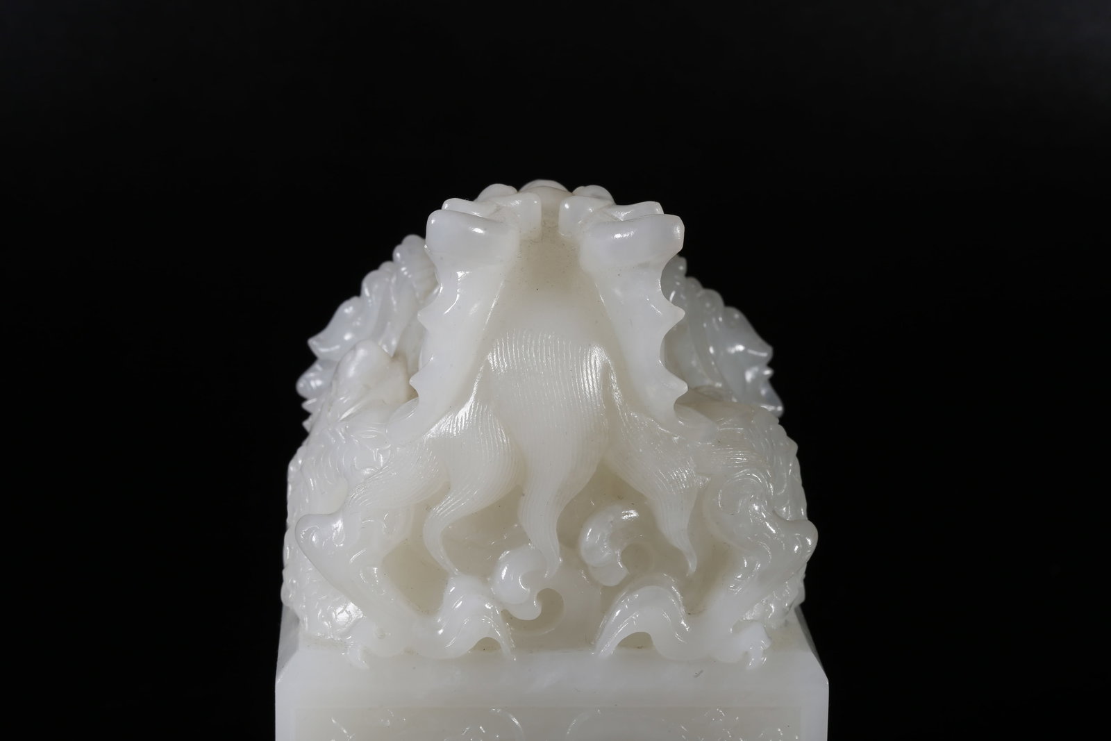 A HETIAN JADE SEAL WITH THREE DRAGON KNOBS - 4