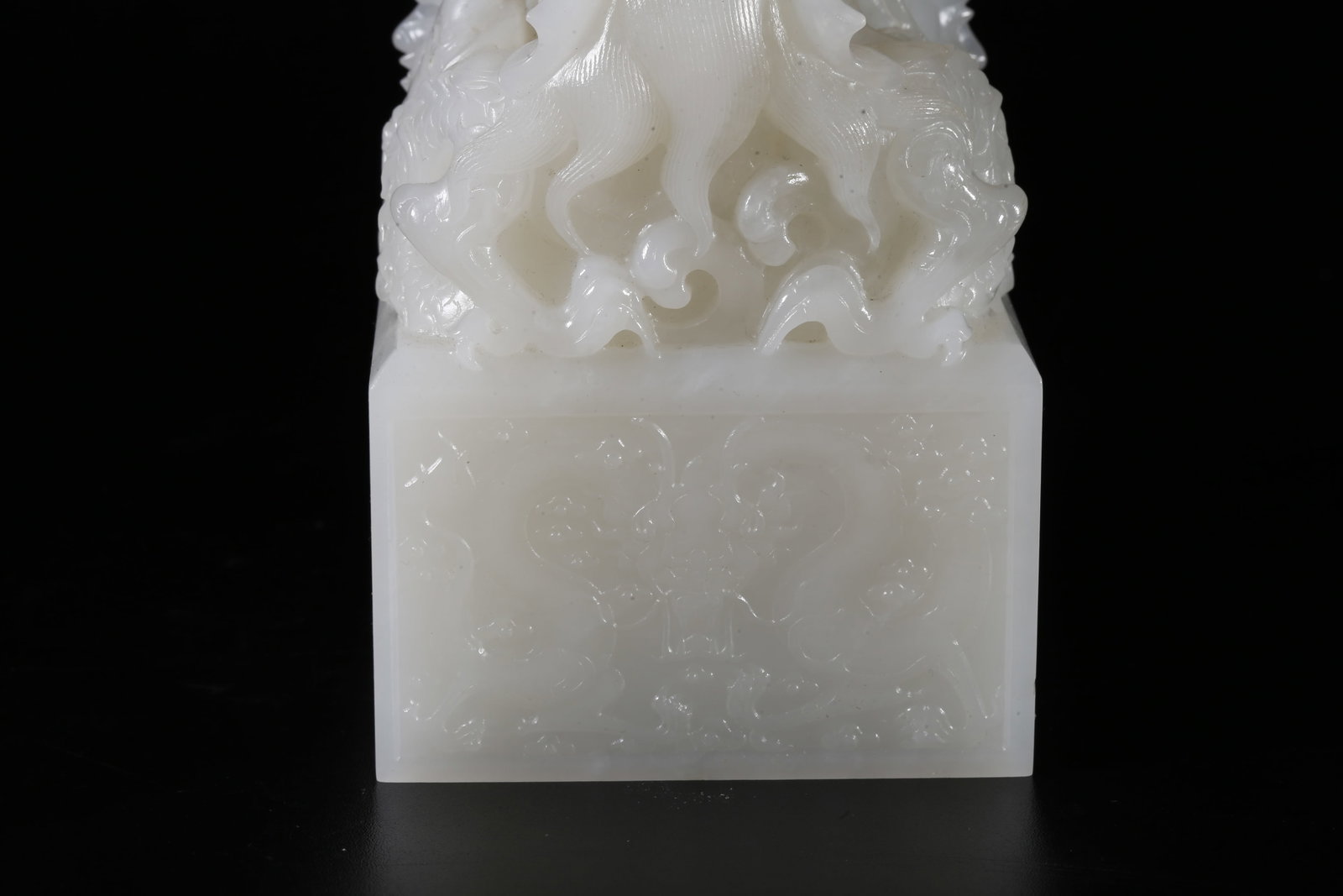 A HETIAN JADE SEAL WITH THREE DRAGON KNOBS - 5