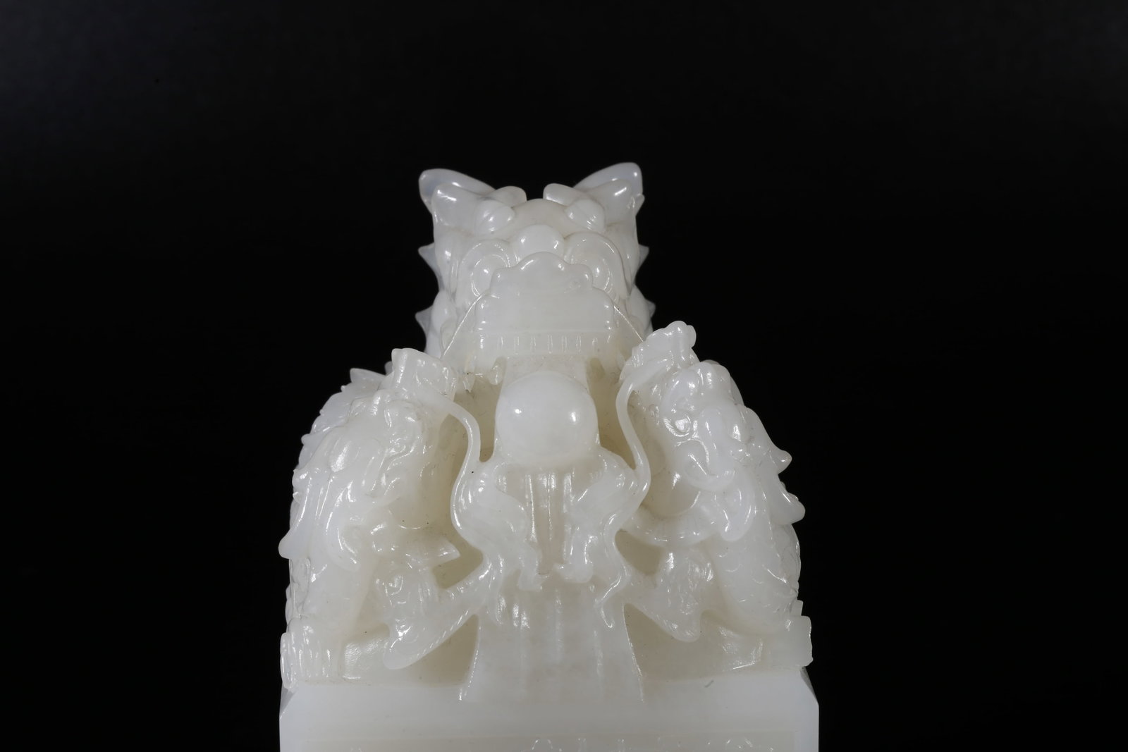 A HETIAN JADE SEAL WITH THREE DRAGON KNOBS - 8