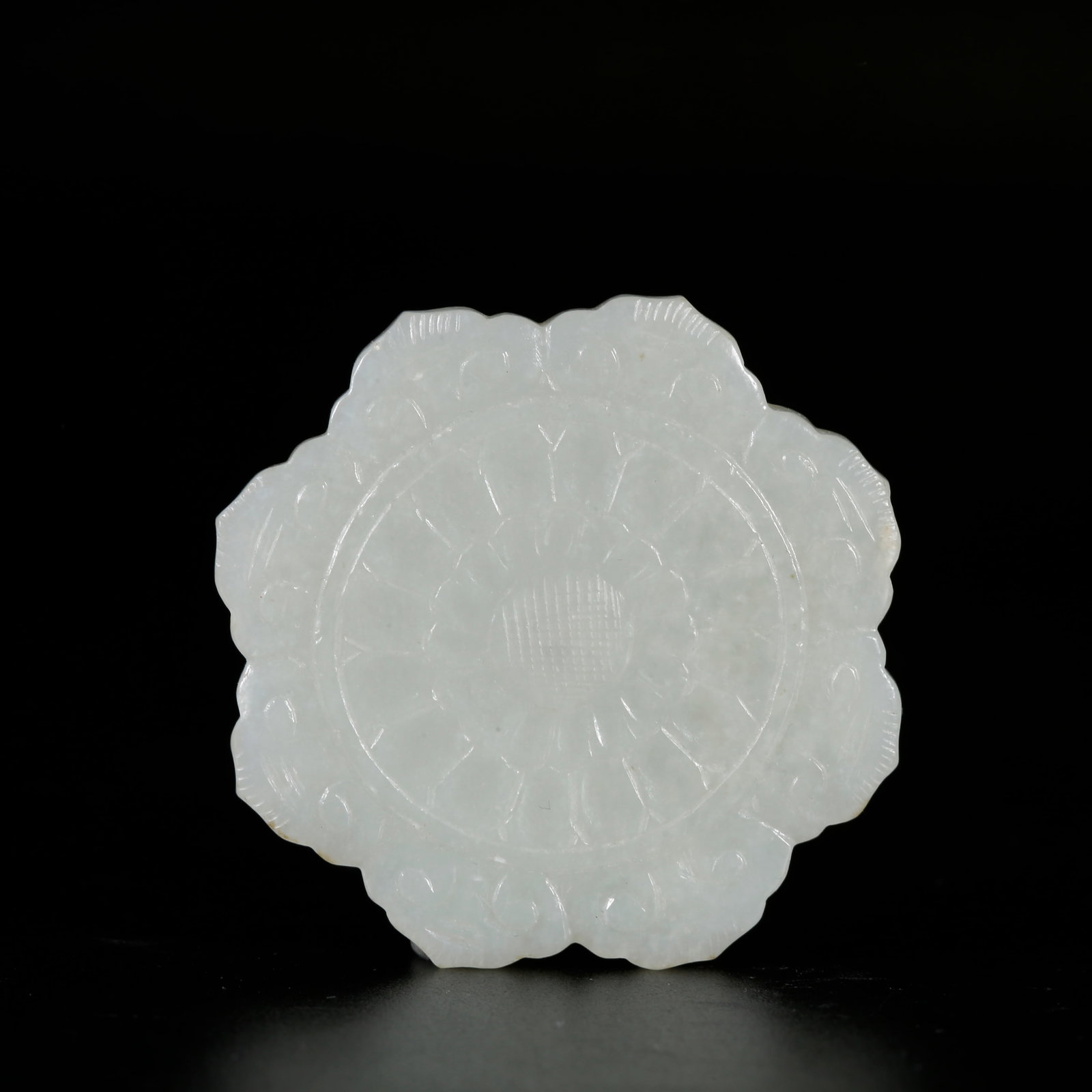 A HETIAN JADE FLORAL PENDANT: Hetian Jade Floral Pendant