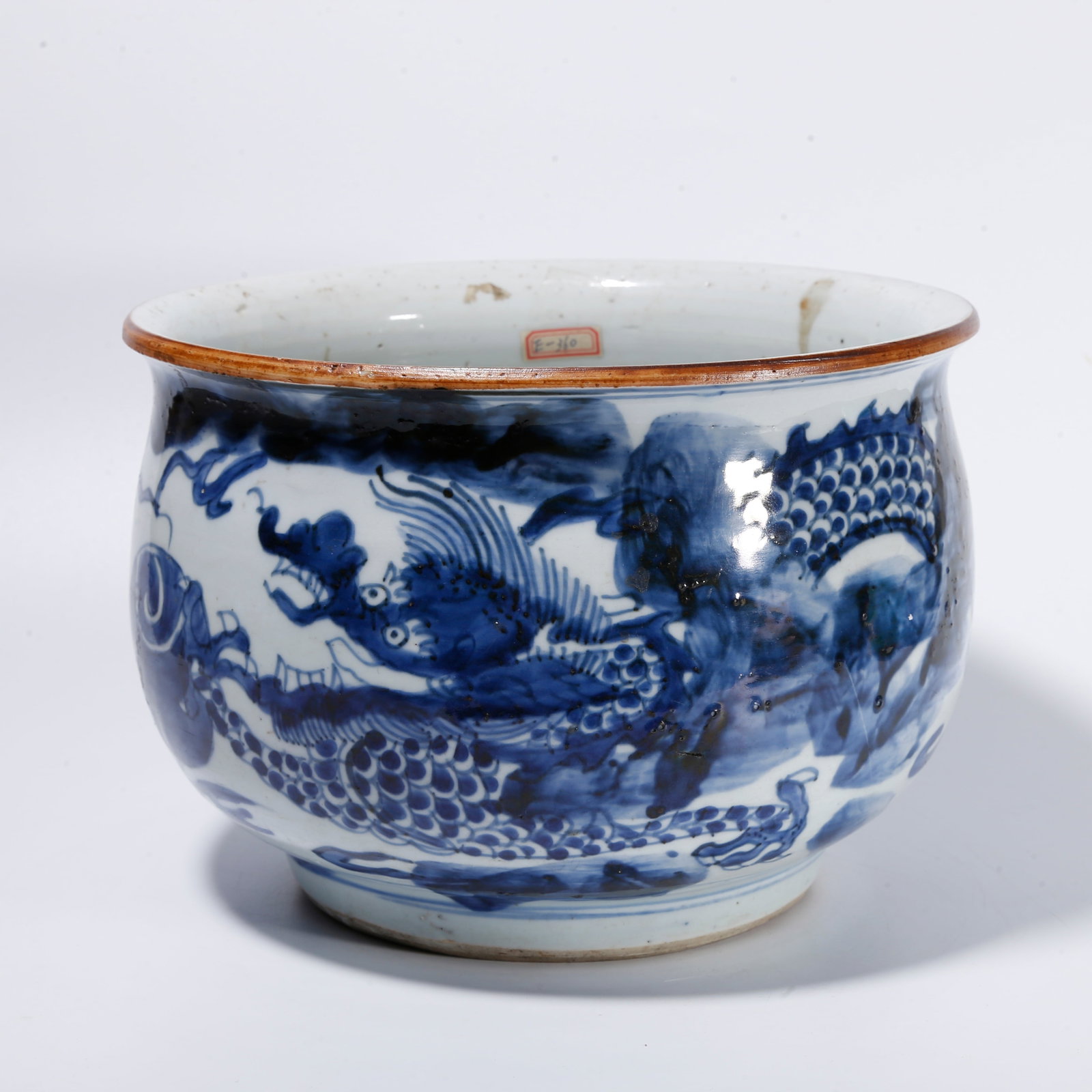 A BLUE AND WHITE JAR WITH DRAGON PATTERNS (1 of 9)
