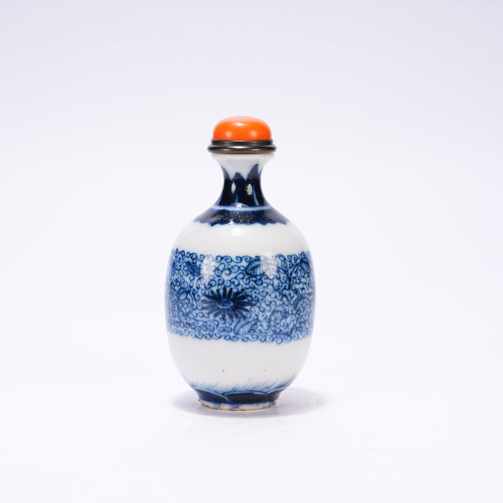 A BLUE AND WHITE SNUFF BOTTLE WITH INTERLOCKING LOTUS PATTERN (1 of 9)