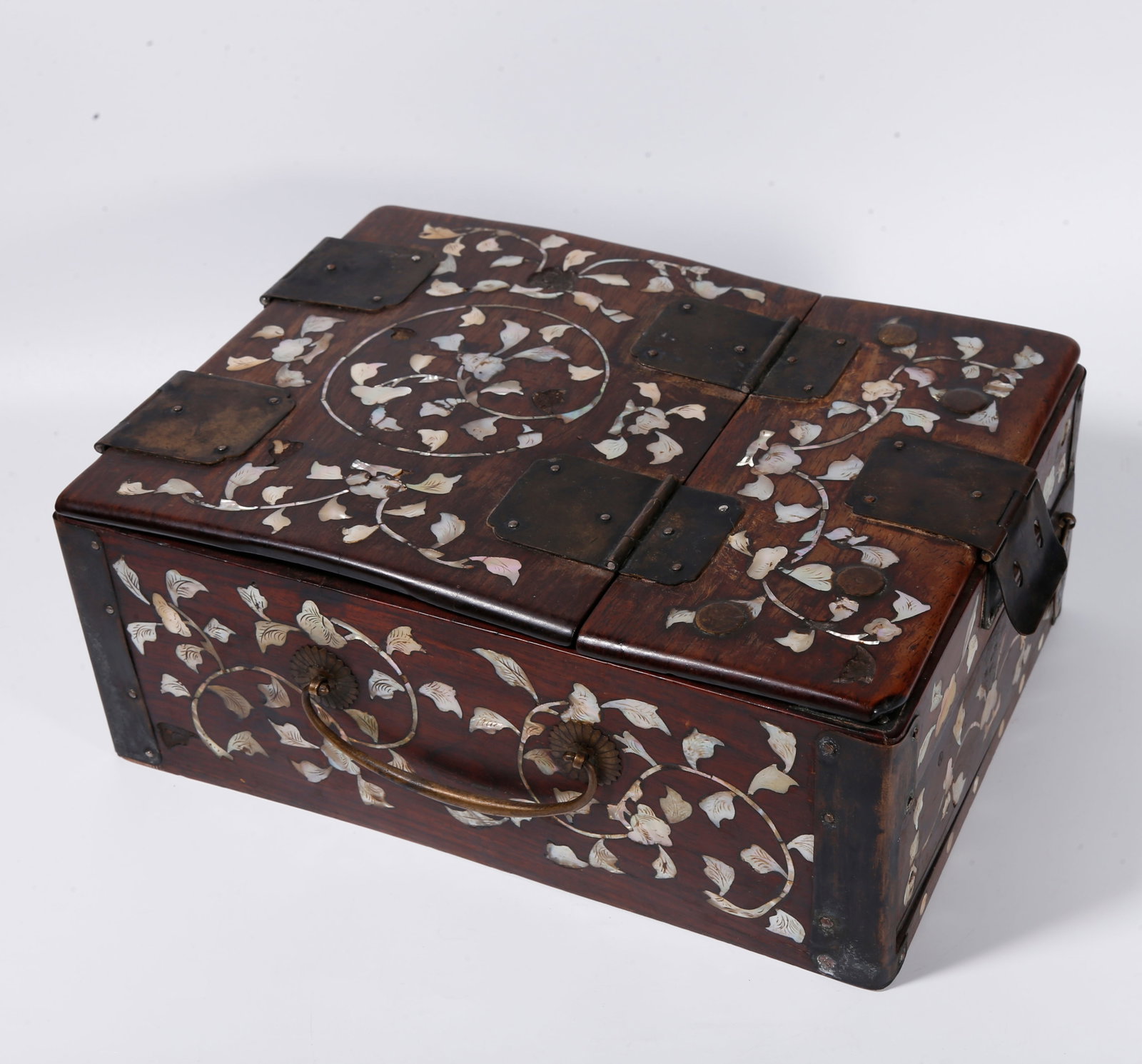A MOTHER-OF-PEARL INLAID COVER BOX OF HUANGHUALI WOOD (1 of 10)