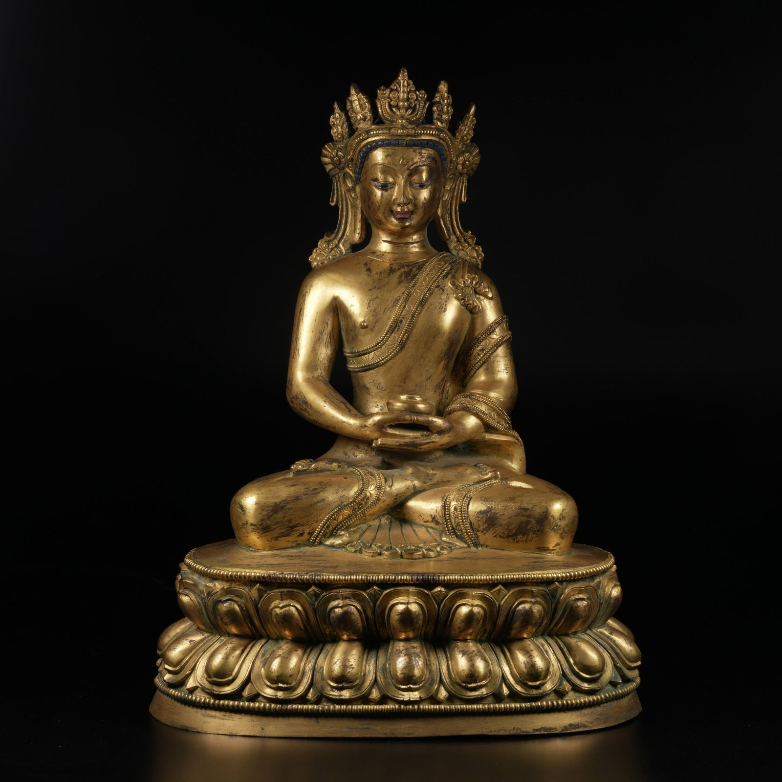 A GILT-BRONZE SHAKYAMUNI BUDDHA STATUE: Gilt-Bronze Shakyamuni Buddha Statue