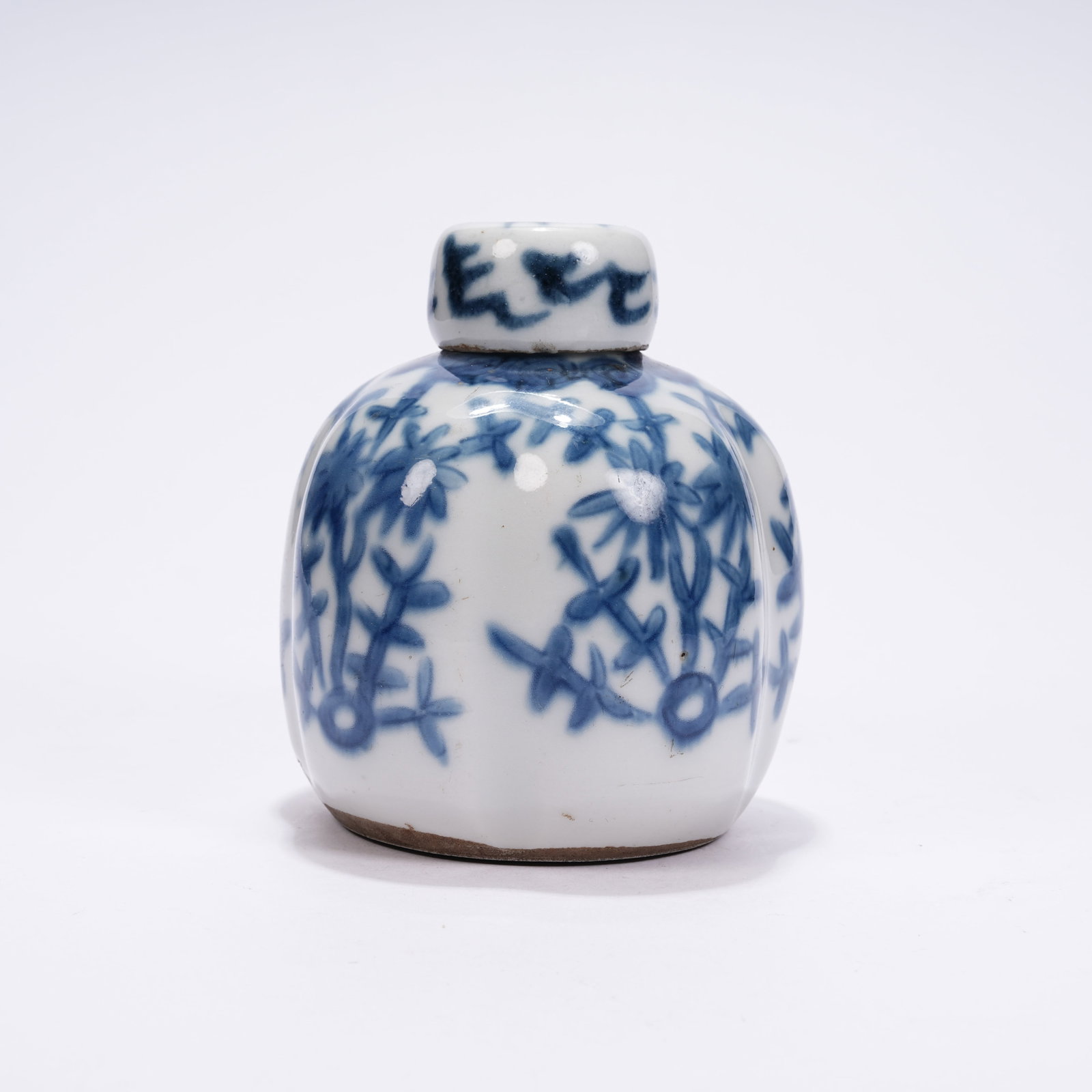 A BLUE AND WHITE LIDDED JAR WITH FLORAL PATTERNS (1 of 9)