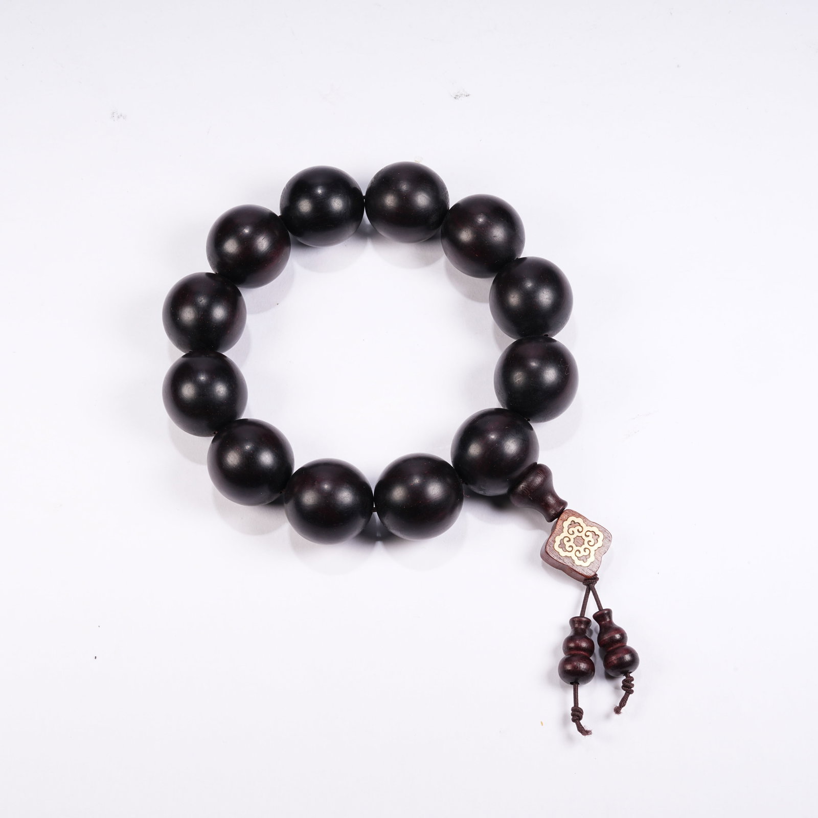 A RED SANDALWOOD PRAYER BEADS (1 of 10)