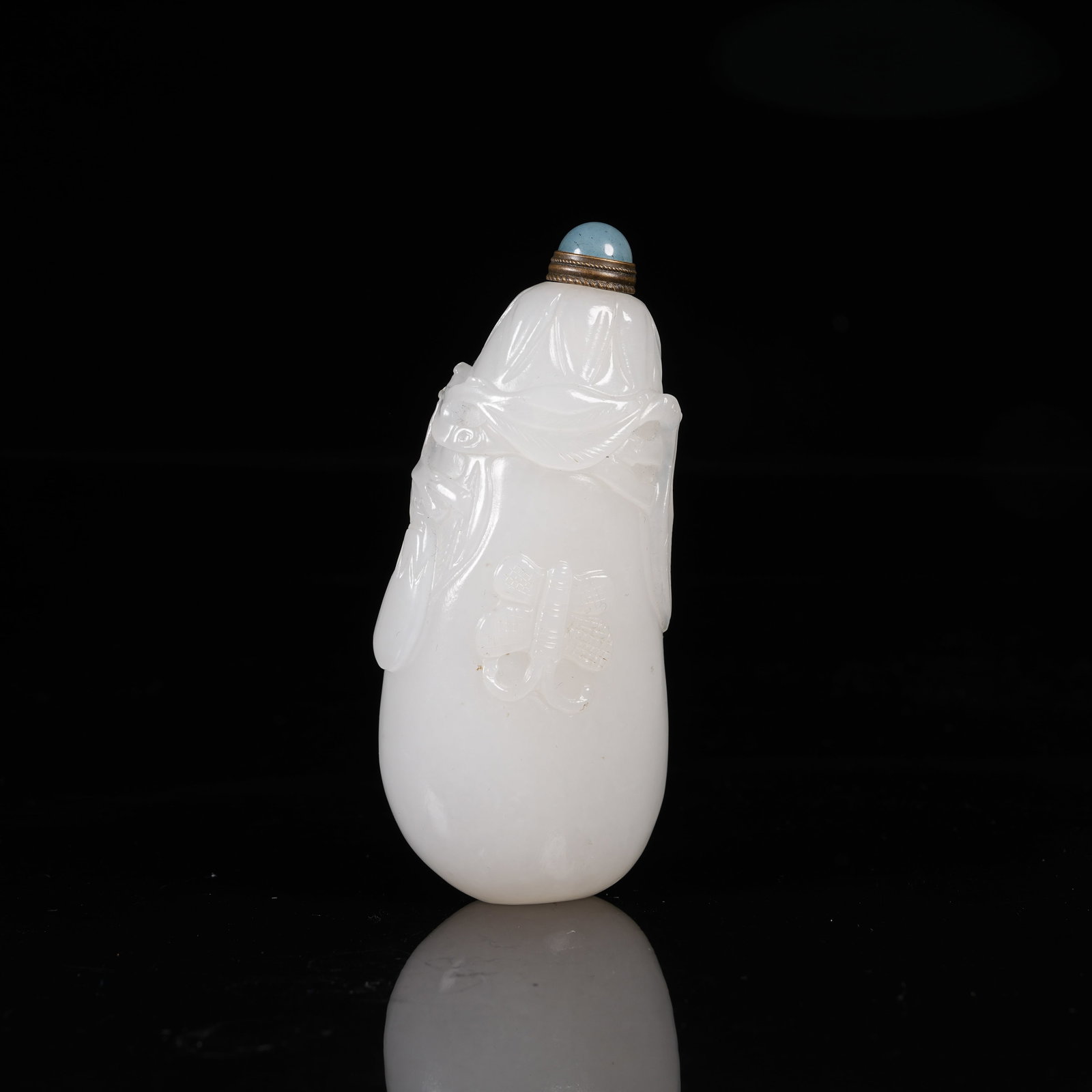 A WHITE HETIAN JADE SNUFF BOTTLE WITH MELON AND VINE PATTERNS (1 of 9)