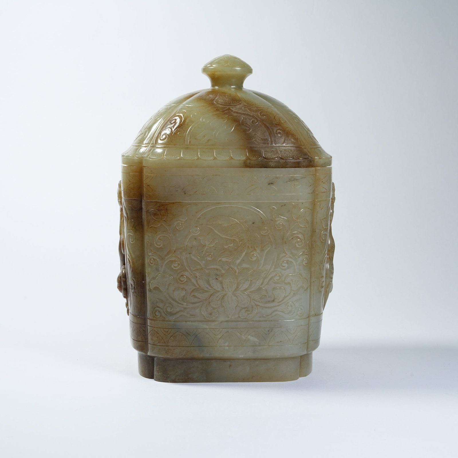 A ANCIENT JADE SQUARE FOLDED-CORNER COVERED VASE WITH FISH AND ALGAE PATTERNS (1 of 7)