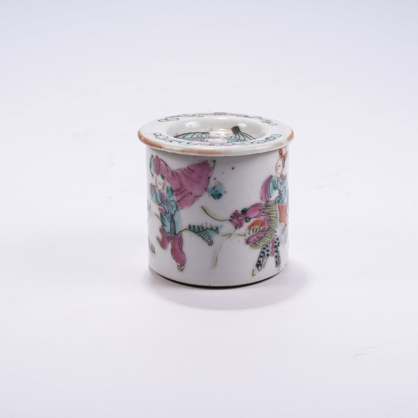 A FAMILLE ROSE ROUGE BOX WITH FIGURE STORY MOTIFS: Famille Rose Rouge Box with Figure Story Motifs