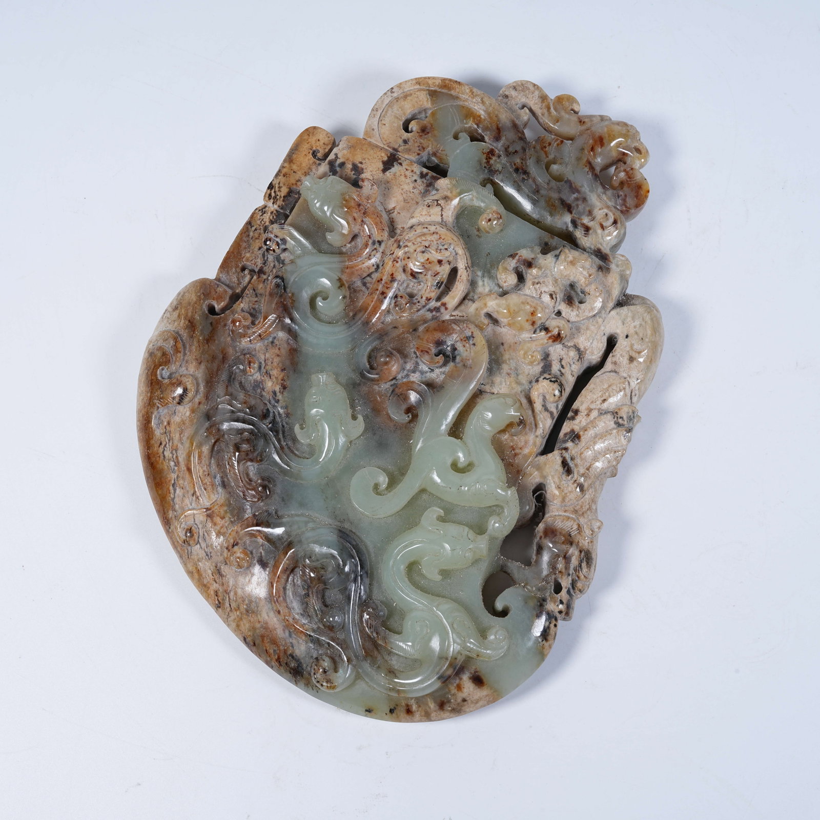 A ARCHAIC JADE PENDANT CARVED WITH DRAGON SYMBOLIZING DRAGON RESIDING IN MANSION (1 of 9)