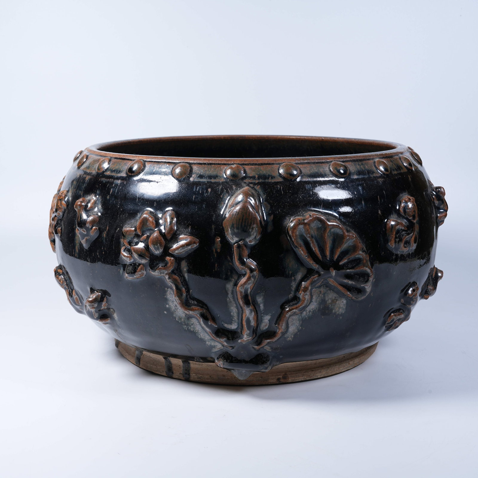 A LARGE BLACK GLAZE WATER WASHER APPLIED WITH LOTUS POND SCENE ORNAMENTS (1 of 9)