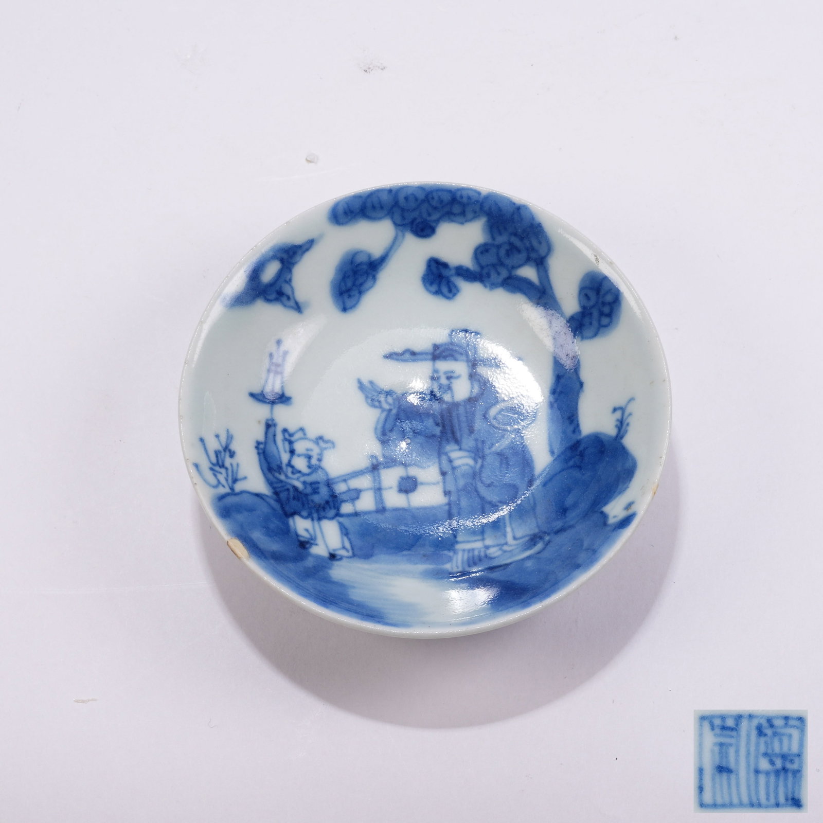 A BLUE AND WHITE ASHTRAY WITH FIGURE STORY MOTIFS (1 of 8)