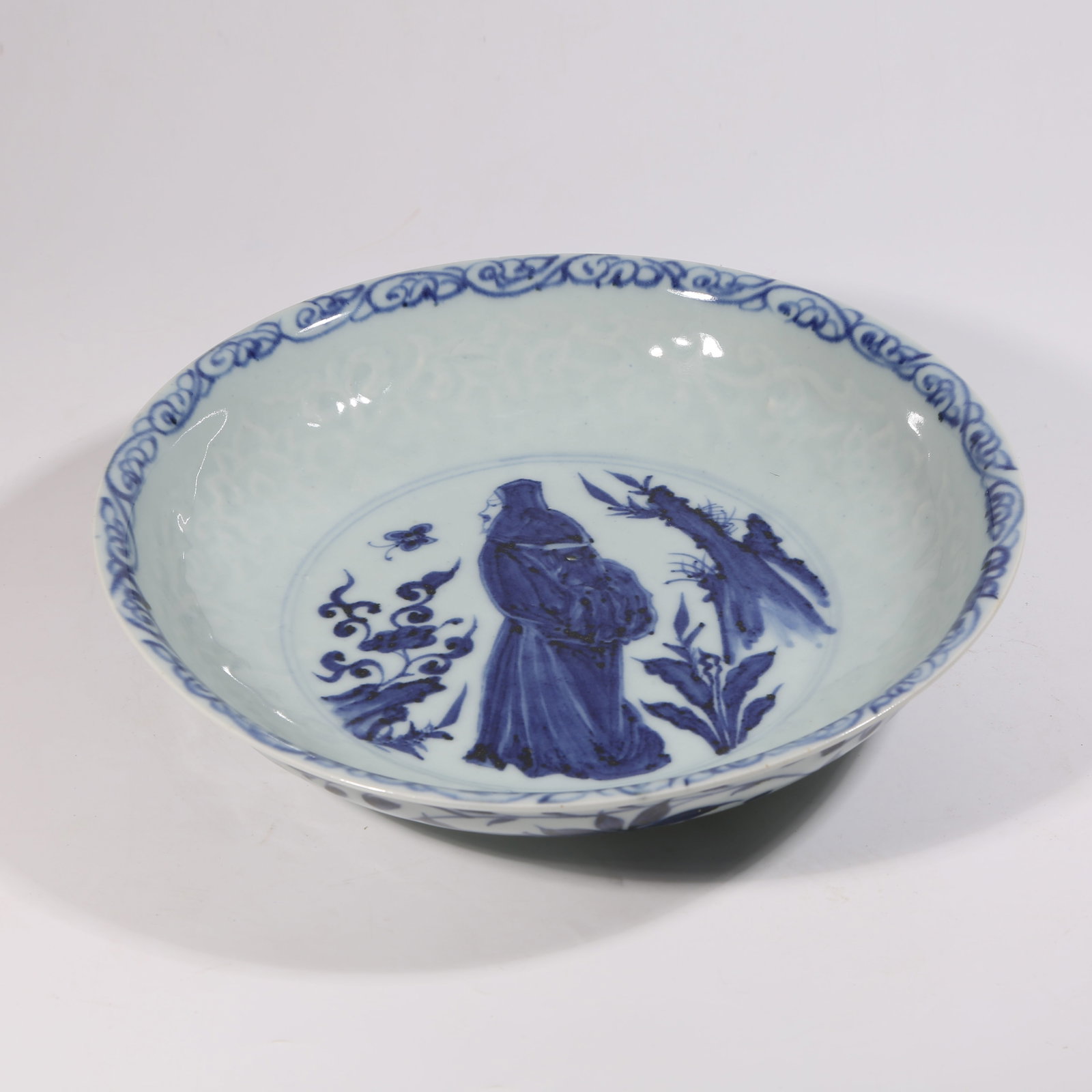 A BLUE-AND-WHITE HIGH-RANKING OFFICIAL FIGURE DESIGN DISH: Blue-and-White High-Ranking Official Figure Design Dish