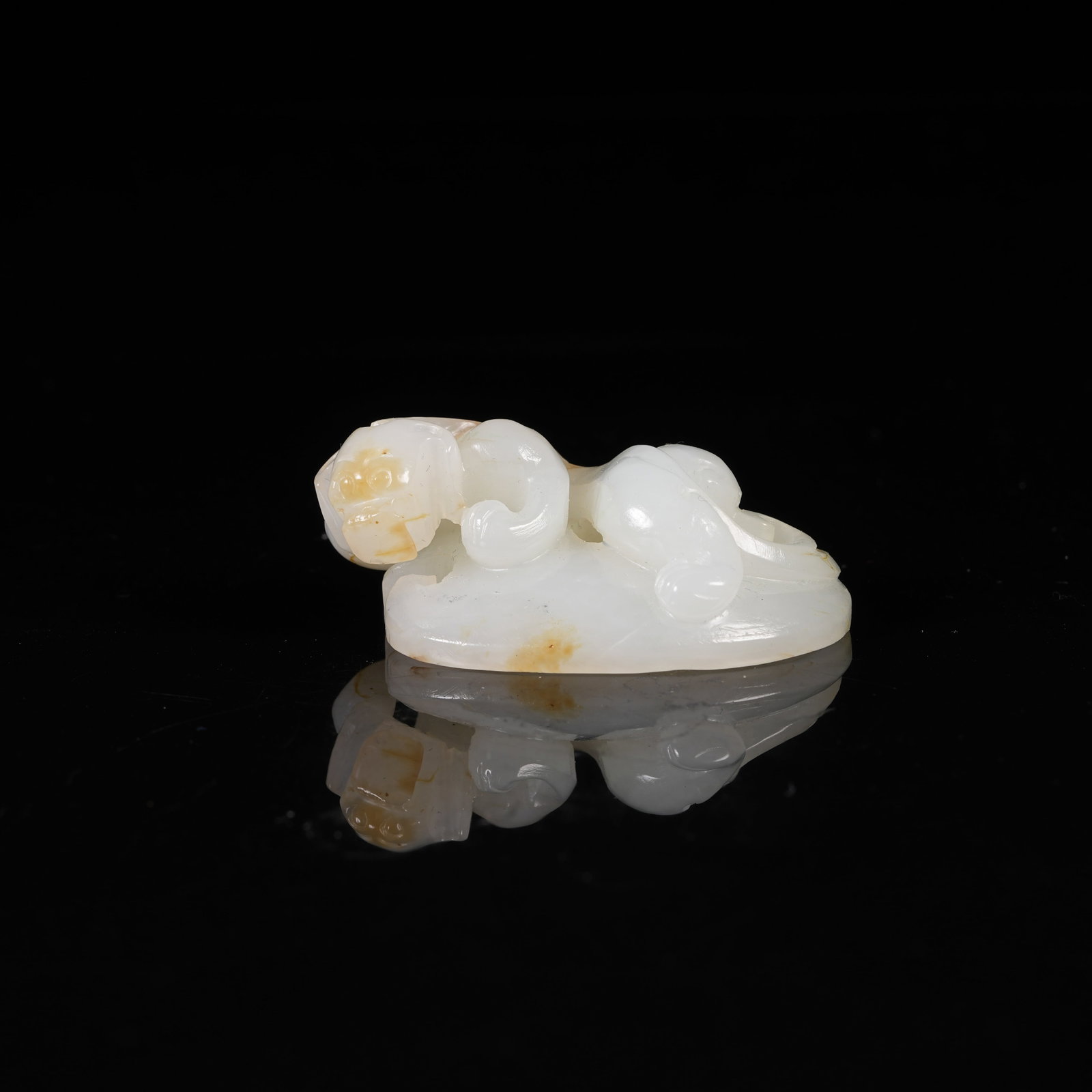 A WHITE HETIAN JADE HEART-SHAPED PENDANT WITH CHILONG PATTERNS: White Hetian Jade Heart-shaped Pendant with Chilong Patterns
