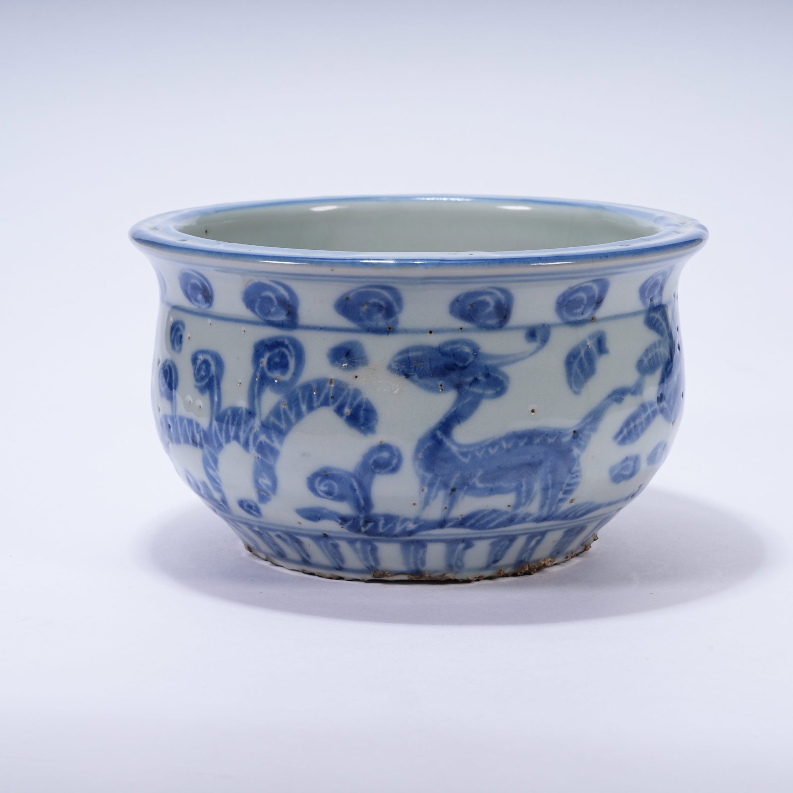 A BLUE AND WHITE TABLE BASIN WITH SEA BEAST PATTERNS: Blue and White Table Basin with Sea Beast Patterns