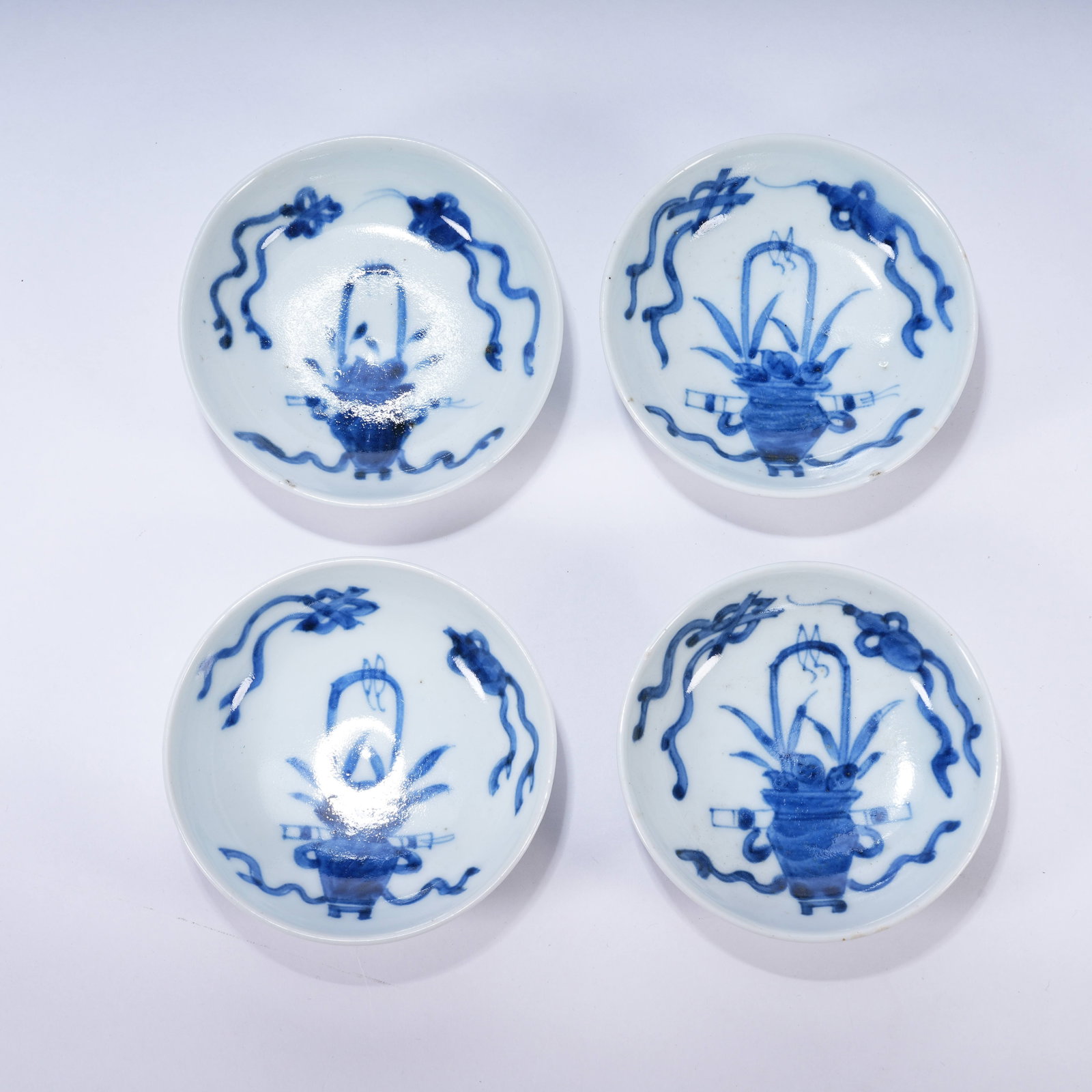 A SET OF FOUR SMALL BLUE AND WHITE DISHES WITH FLORAL PATTERNS (1 of 11)