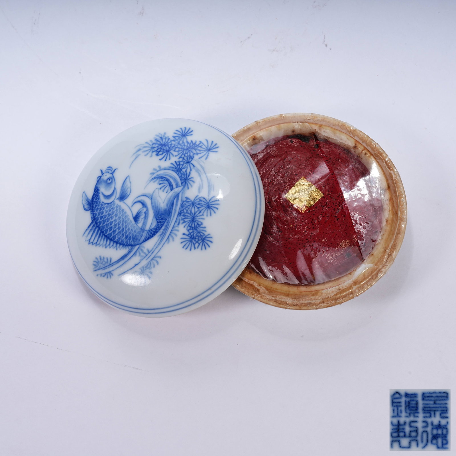 A BLUE AND WHITE INK PASTE BOX WITH FISH MOTIF: Blue and White Ink Paste Box with Fish Motif