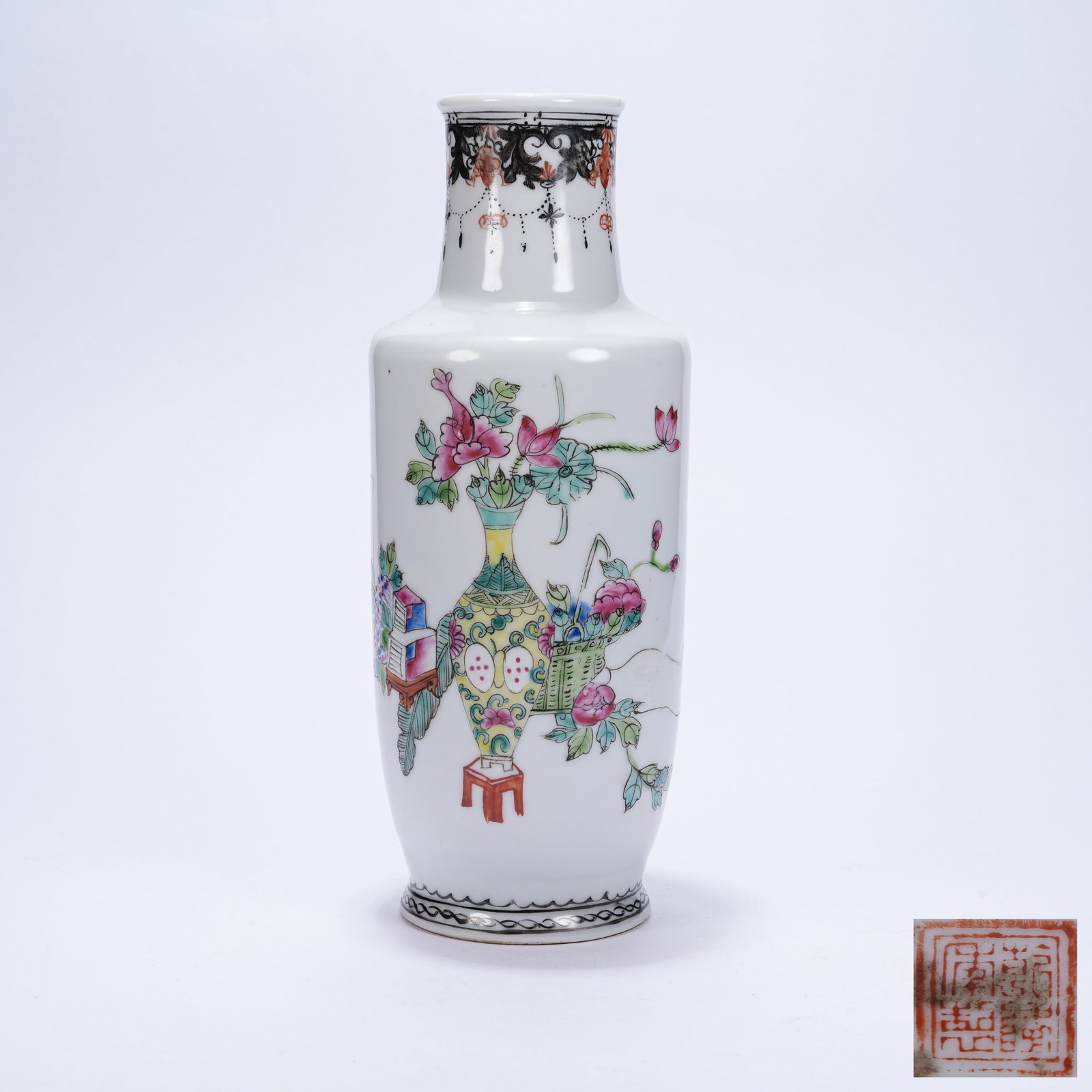 A WUCAI DECORATIVE VASE WITH ANTIQUE MOTIFS (1 of 10)